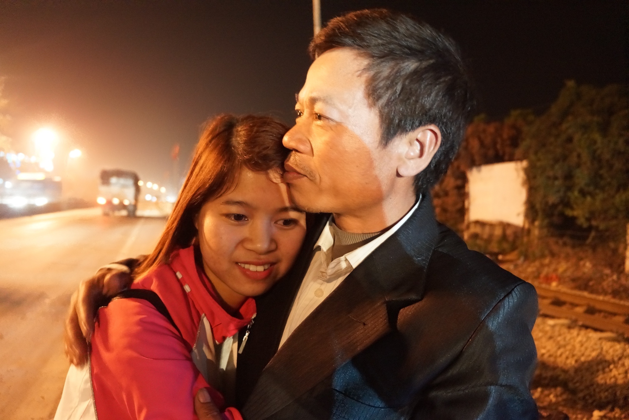 Hinh anh sum vay xuc dong cua nu sinh ve que an Tet hinh anh