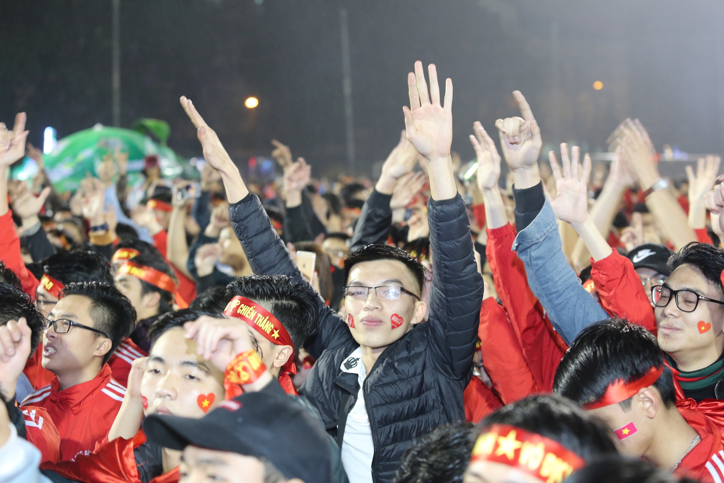 Hang nghin ban tre 'quay' tai dai nhac hoi sau chung ket U23 hinh anh