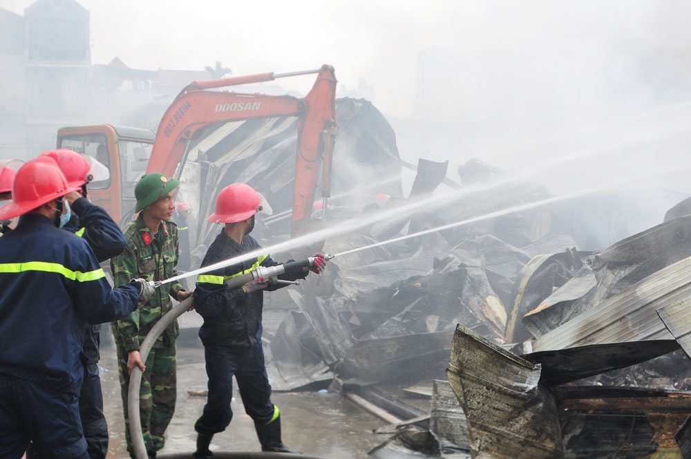 Cuu duoc 21 ty dong trong vu chay o lang lua Van Phuc hinh anh