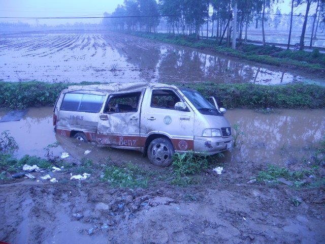 Xe don dau bi dam lan xuong ruong, 2 nguoi chet hinh anh