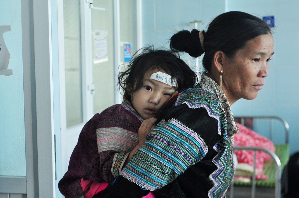 Me bam vao thanh cau, con gai 2 tuoi roi xuong suoi hinh anh