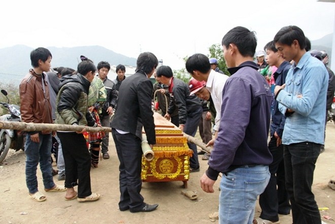 Gia dinh 9 nguoi roi khi cau sap hinh anh