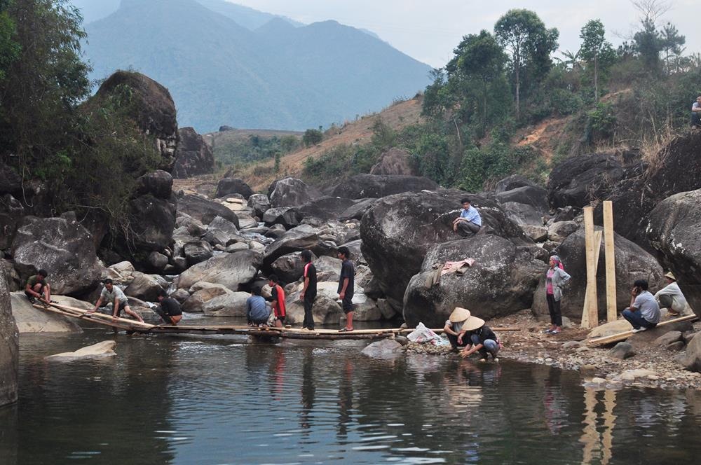 Hoan thanh cau go tam duoi chan cau sap lam 8 nguoi chet hinh anh