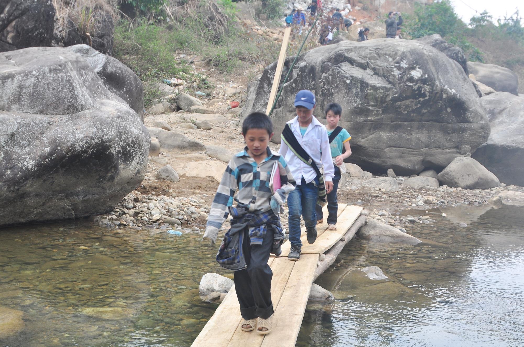 Nguoi dan Chu Va qua suoi bang cau go sau 3 ngay tang thuong hinh anh