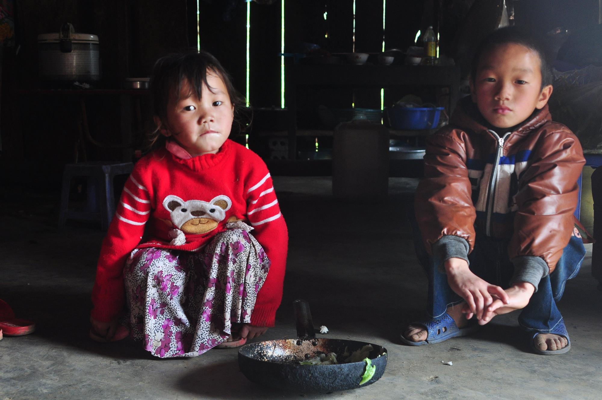 Hai dua tre bo vo trong gia dinh co 9 nguoi roi xuong suoi hinh anh