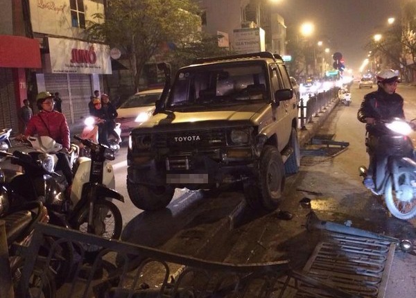 Dan duoi bat tai xe dam guc nu sinh roi bo tron hinh anh