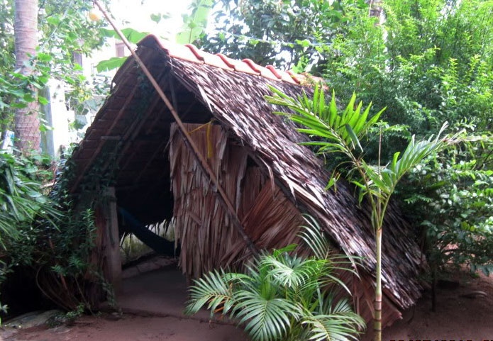Ke ep be gai lam chuyen 'nguoi lon' o quan nuoc bi bat hinh anh