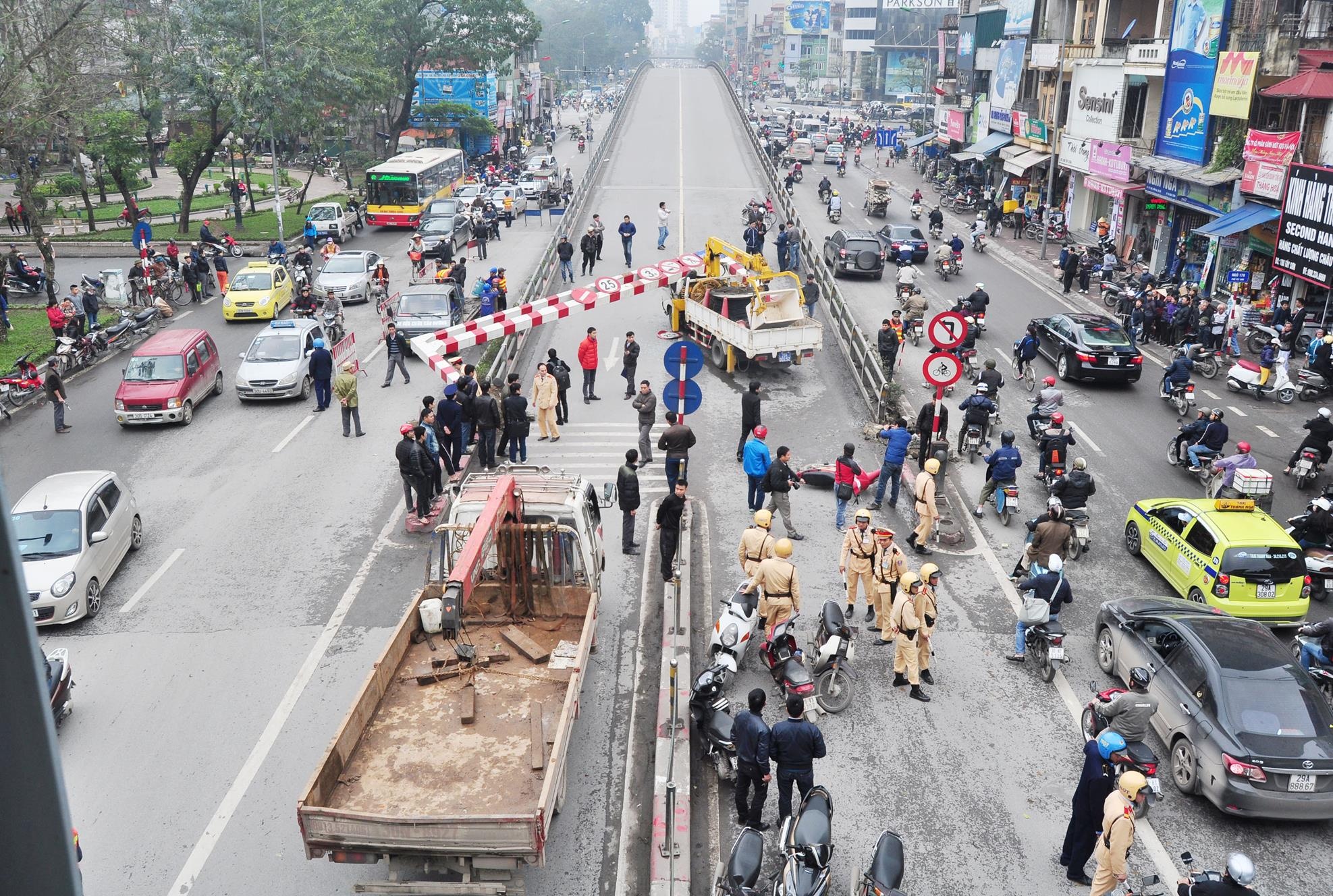 Xe cau huc do thanh chan cau vuot, mot co gai bi thuong nang hinh anh
