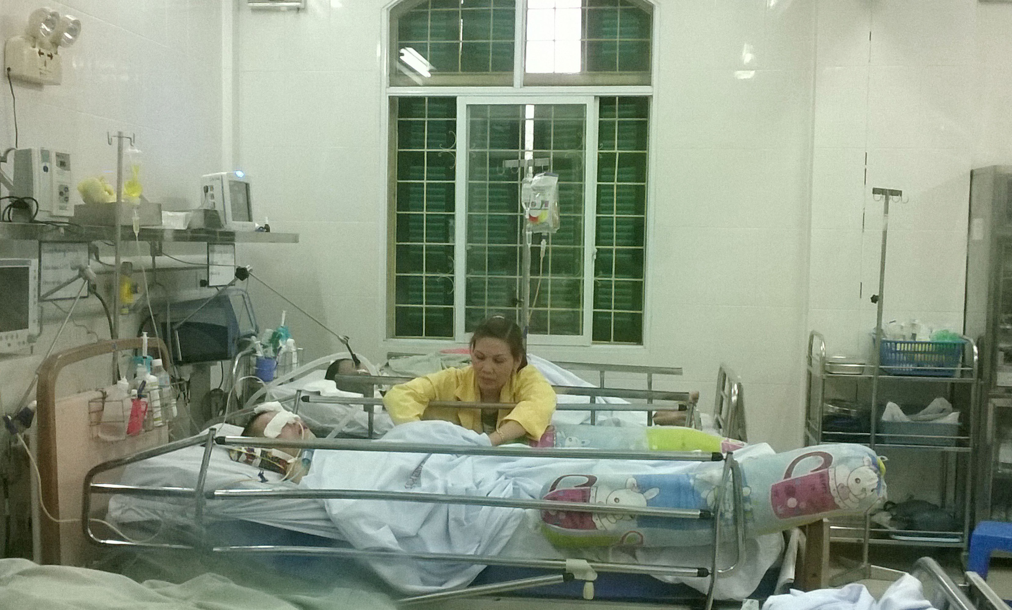 Cau hoi dau tien cua nu sinh bi dam o Xa Dan khi tinh lai hinh anh