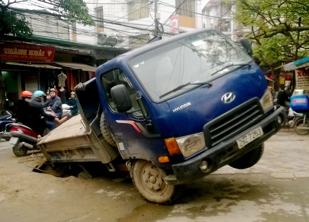 Ho tu than nuot xe tai giua pho Ha Noi hinh anh