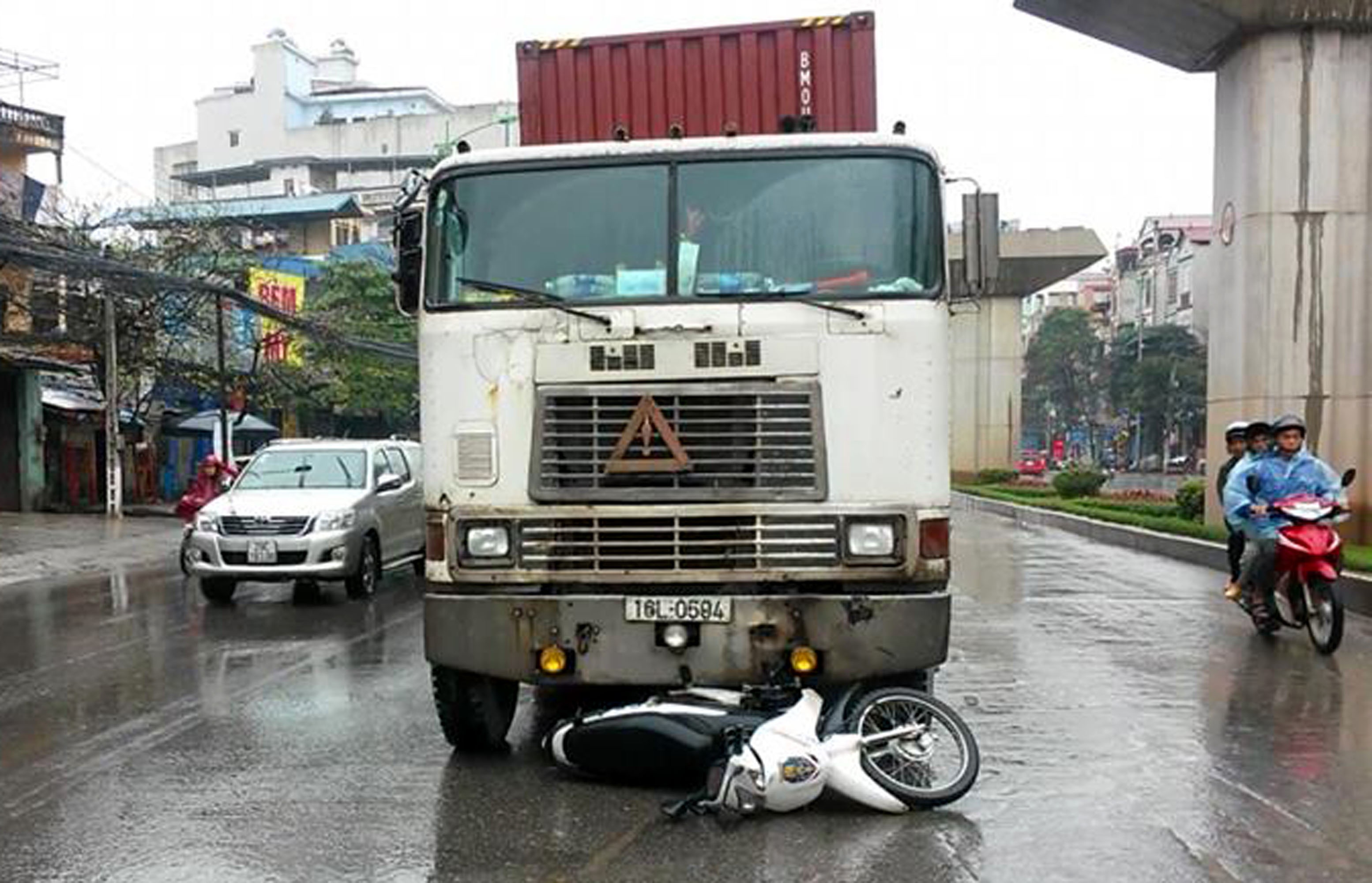 Xe container vuot den do dam nga 2 CSGT hinh anh