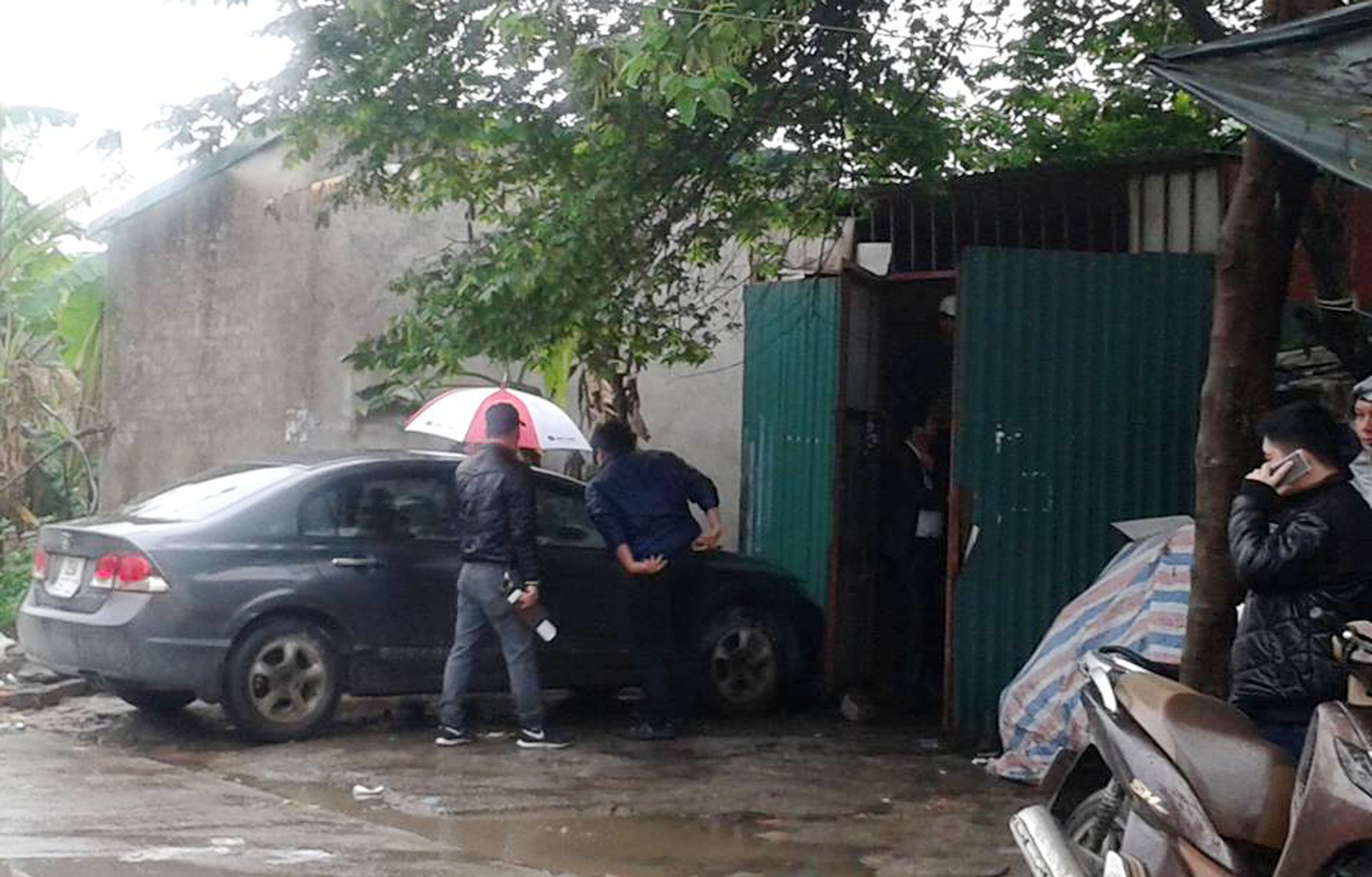 Phat hien thi the nguoi dan ong trong nha hoang hinh anh