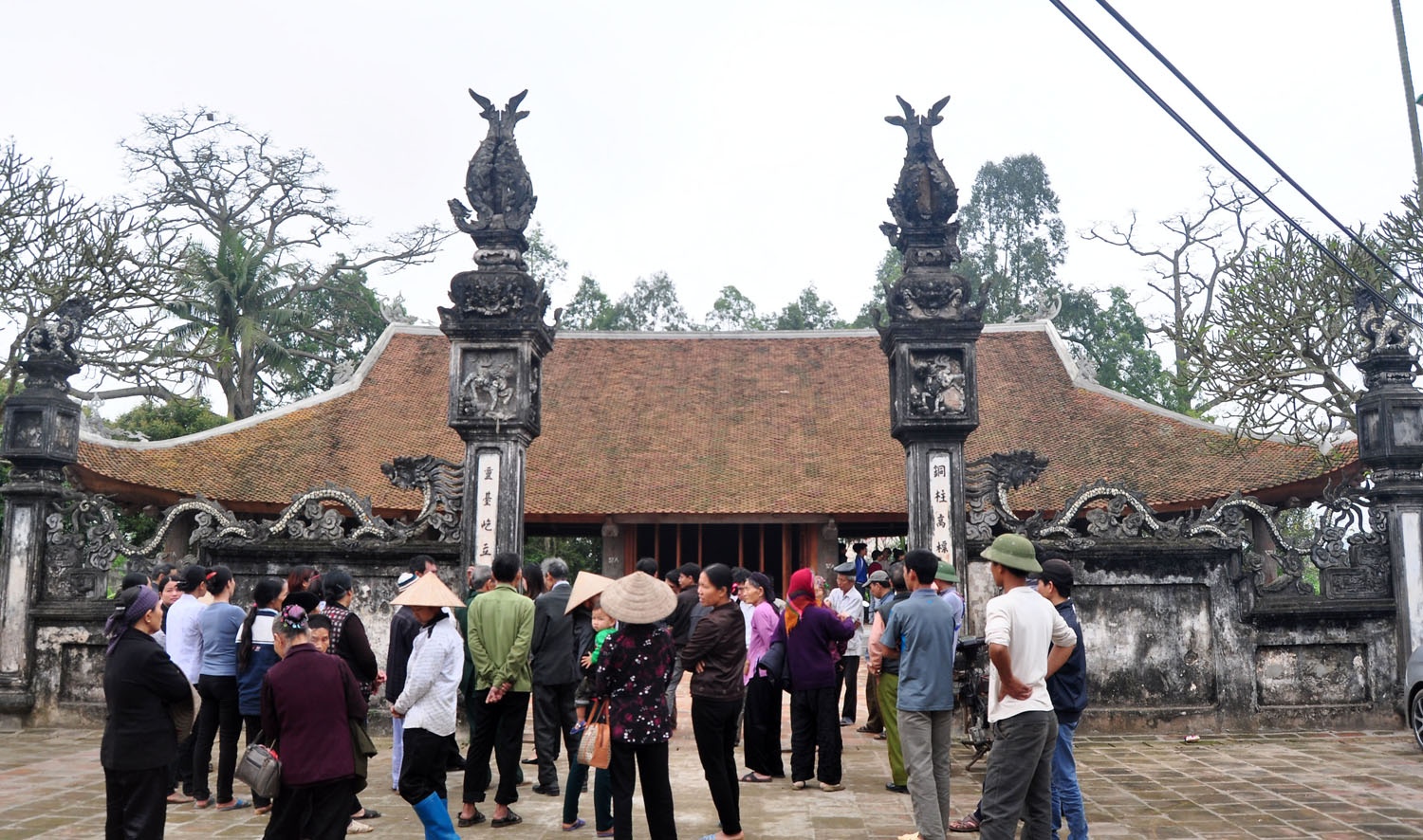 Ông Nguyễn Văn Quang (70 tuổi), Hội trưởng hội người cao tuổi đình cổ Quang Húc, xã Đông Quang (Ba Vì, Hà Nội) cho biết: “đình cổ được trùng tu khoảng 3 năm nay nhưng chưa được nghiệm thu. Hiện nay đơn vị thi công vẫn đang tiến hành nhưng các cụ cao niên không đồng ý vì phát hiện cách trùng tu không hợp lý làm mất hết giá trị văn hóa cổ kính của ông cha.”