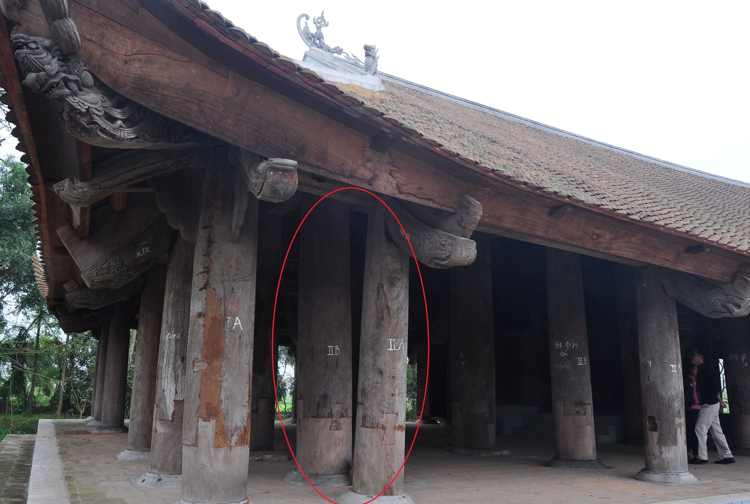 mái đình đã bị thay đổi toàn bộ mà vẫn còn bị dột khi mưa gió. Cột đình trước đây “Thượng thu, hạ thách” mà giờ bị xáo trộn xiêu vẹo như sắp đổ và chắp vá chằng chịt. Bốn cột nạm bằng trấu trộn đất đỡ 4 đuôi mái đình đã bị dỡ bỏ hoàn toàn. Các cột bị mục hoặc cũ đơn vị thi công đã cho đục khoét và dùng keo dán một cách vô tội vạ, chỉ cần dùng bất cứ một vật cứng nào cũng có thể cạy được.