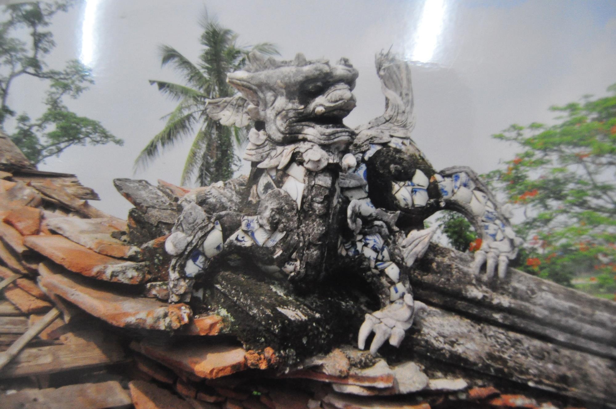 Trước đó, đình cũng có 2 con nghê đá cũng đã mất tích khi công trình thi công. Sau đó, đơn vị thi công vận chuyển hai con sử tử Trung Quốc vào đền. Sau khi nhân dân Quang Húc phản đối dữ dội, đơn vị thi công đã lén lút vận chuyển chúng đi.