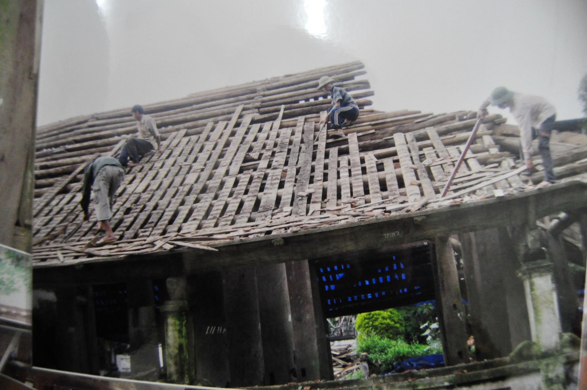 Ngoài việc đình cổ Quang Húc bị mất các linh vật thì các cấu kiện cổ cũng bị mất đi sau khi trùng tu như xà khám, cối đá cổ, các tảng đá đen làm đế tứ trụ đình, 4 cột nạm nâng đỡ 4 góc mái đình được làm bằng vôi trấu trộn đất, bộ bình đính rước kiệu mỗi khi đình tổ chức lễ hội... “Nhân dân Quang Húc mong muốn đình sớm hoàn thiện công trình trùng tu nhưng gìn giữ được đồ vật cổ lưu lại giá trị văn hóa cổ xưa chứ không phải phá bỏ như vậy.”