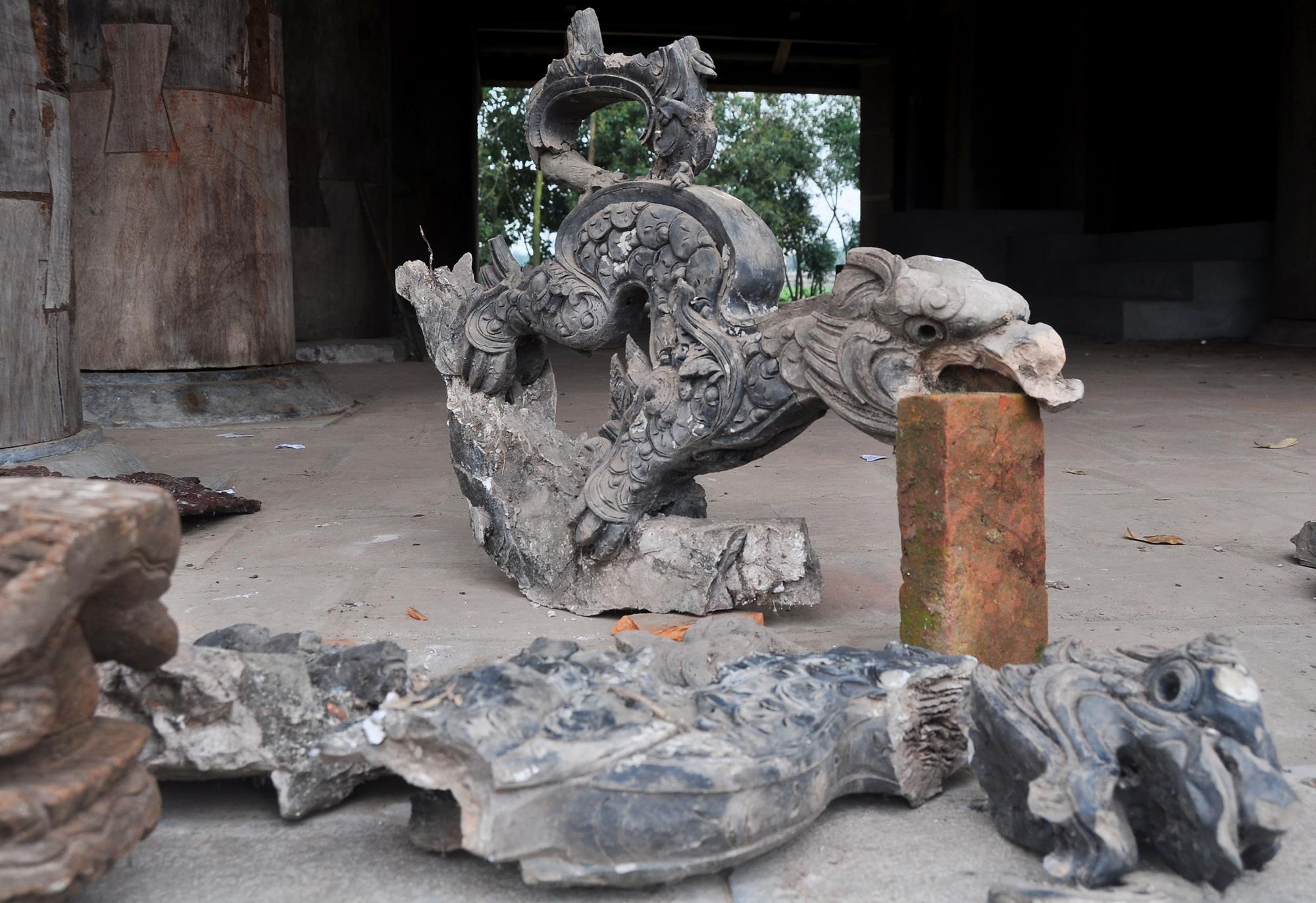 Ông Nguyễn Văn Quang (73 tuổi) cho biết, bốn con rồng màu đen được làm bằng đất nung với những hoa văn rất tinh xảo. Trên mái đình có tổng cộng 8 con rồng, 4 con xô đá. Hiện nay, người dân mới phát hiện được 1 con xô đá, 4 con rồng đất. Rồng được nung bằng đất nguyên khối còn cứng hơn gạch. Khi chưa trùng tu, rồng đen, xô đá trên mái rất đẹp chưa hề bị sứt mẻ. Vậy mà hiện tại chỉ còn đống phế liệu không có giá trị thẩm mỹ, văn hóa.