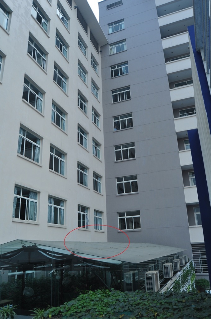 Hiện trường nơi nữ sinh rơi từ tầng 9 trường đại học Thăng Long Hà Nội.