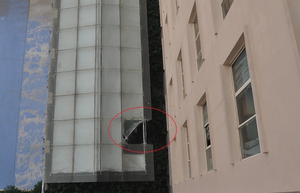 Co gai roi tu tang 9 truong DH Thang Long hinh anh