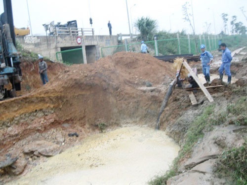 Vo duong ong dan, 70.000 ho dan Ha Noi bi cat nuoc sach hinh anh