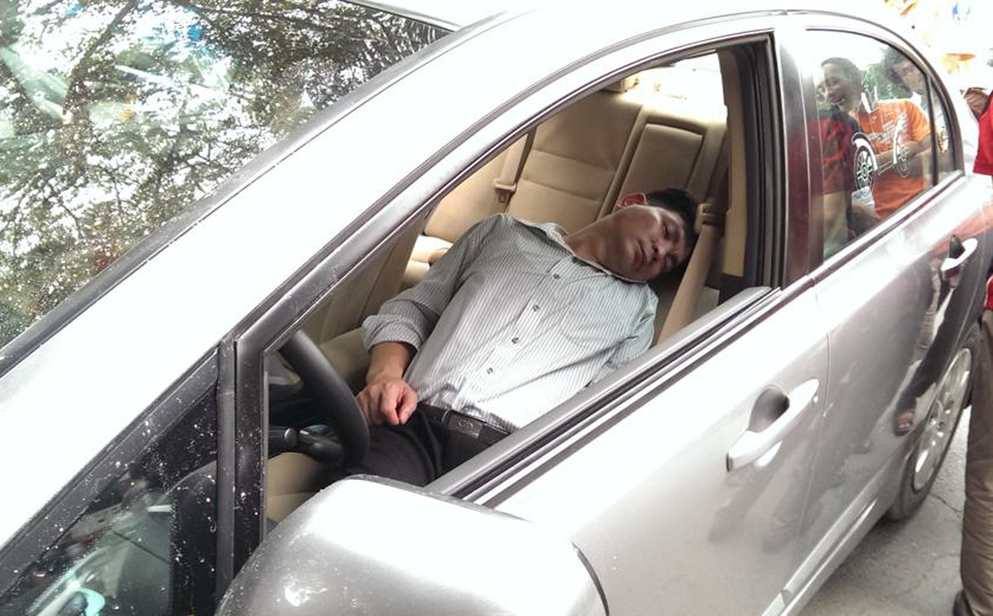 Tai xe van ngu say sau khi lai o to tong vao cot dien hinh anh