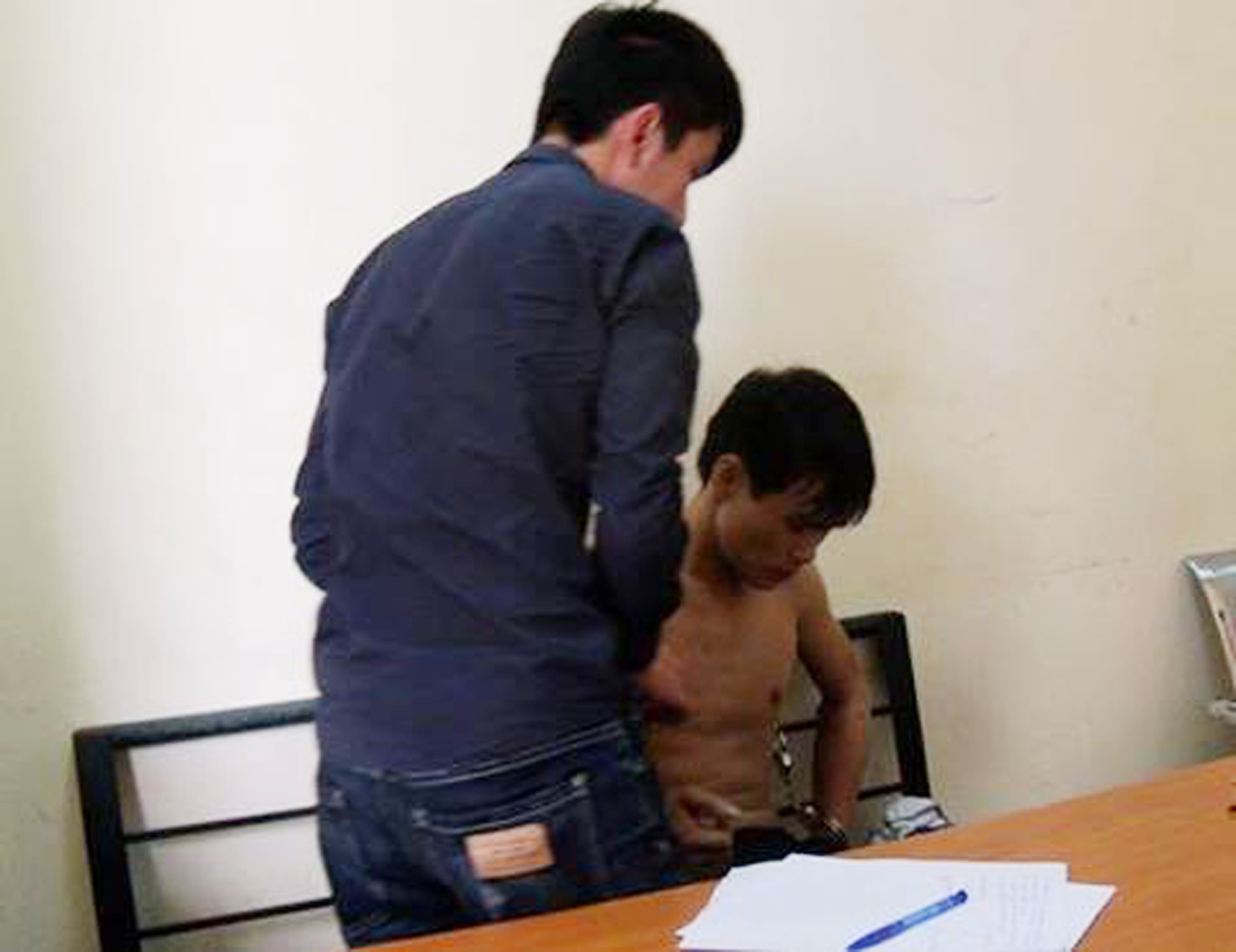 Cam dao chem loan xa roi nhay xuong song Hong hinh anh