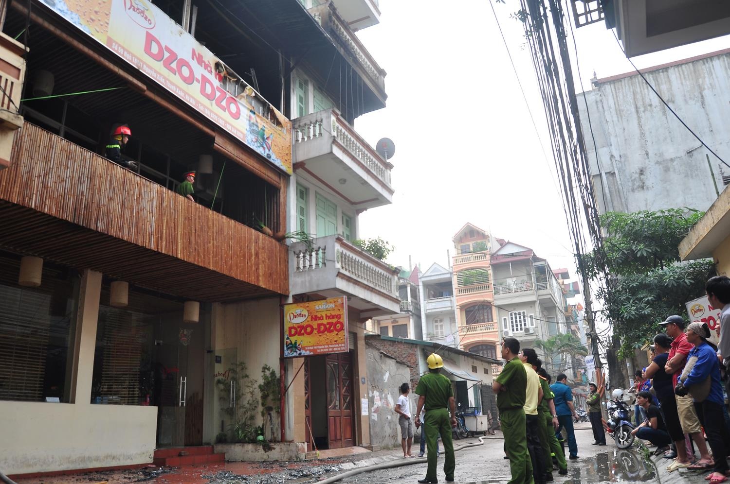Bà Phụng, trú ở số nhà 57 sát với nhà hàng bị cháy cho biết: “Thời điểm trên, tôi thức dậy và đang nấu bữa sáng cho cả nhà ở tầng 1 thì nghe thấy tiếng độp độp. Ra hiên nhà thấy lửa bùng lên dữ dội và đang lang sang tầng 3 nhà tôi. Tôi vội gọi ông nhà tôi đang ngủ xuống chạy ra ngoài. Trước đó không lâu tôi vẫn vẫn nghe tiếng nhân viên nhà hàng mổ lợn, đã có khách ra vào ăn sáng.” 