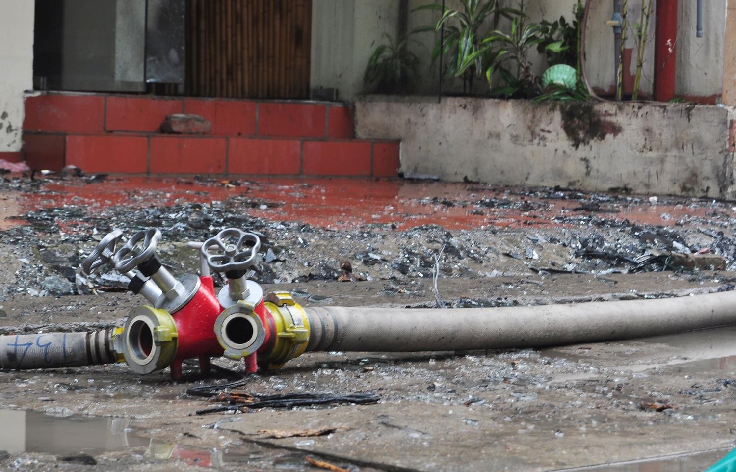 Ngay sau khi nhận được tin báo, lực lượng PCCC trường đại học PCCC đã cử 2 xe cứu hỏa tới hiện trường với hàng chục chiến sỹ cứu hỏa.