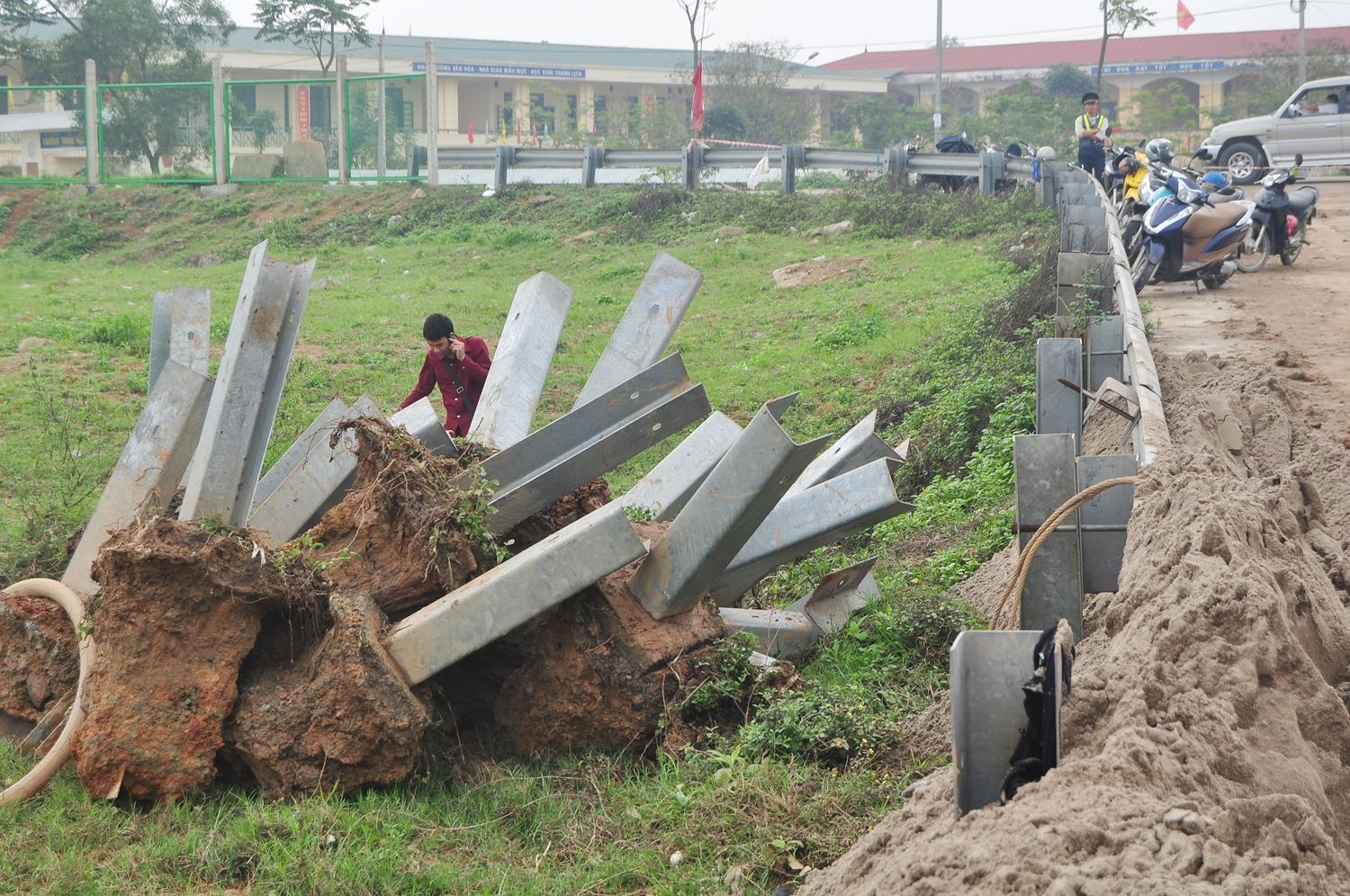 Rào chắn và mặt đường bê tông qua cầu chui DS 14 được máy xúc tháo dỡ.