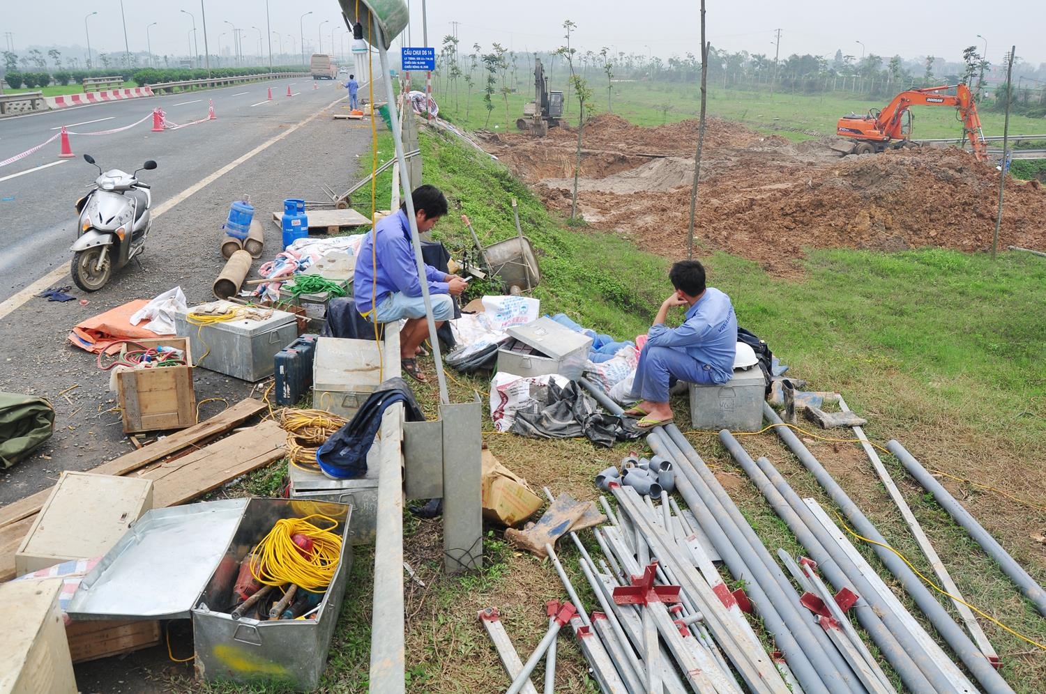 Anh Trung cũng cho biết, sau khi nhận được thông tin ống nước bị vỡ vào chiều hôm qua (1/4) thì tổ bảo dưỡng đã khóa van ống nước cách đó 2km và huy đông gần 100 công nhân, 2 máy xúc, 4 xe tải, 2 máy ép cùng các thiết bị tới hiện trường. Công tác bơm nước, sửa chữa được khẩn trương tiến hành xuyên đêm tới sáng hôm nay (2/4). Ngoài công tác hàn lại vết nứt, đội thi công tiến hành lắp tấm ván sắt rộng gần 30m2 trên ống nước, sau đó lấp cát, đất phía trên và làm lại đường bê tông cầu chui.