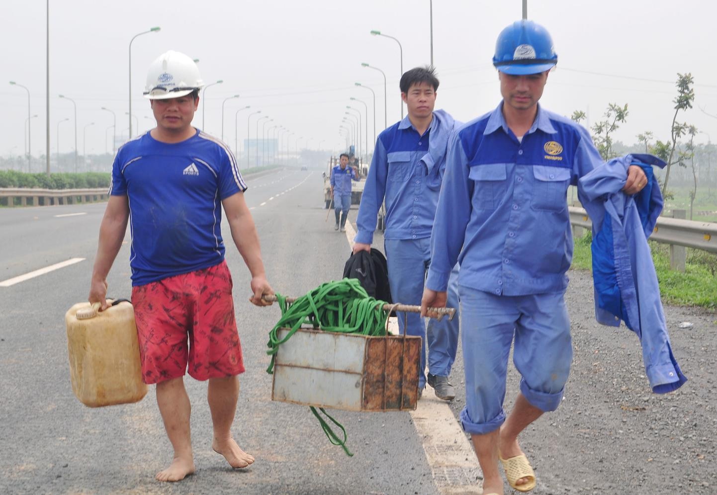 Tới trưa nay (2/4), cơ bản công tác khắc phục đã hoàn thành. Công nhân thu dọn và bàn giao trực tại hiện trường.