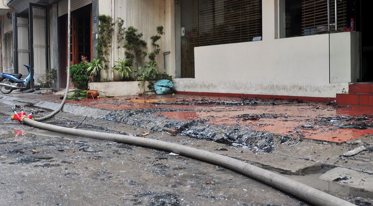 Ngay sau khi nhận được tin báo, lực lượng PCCC trường đại học PCCC đã cử 2 xe cứu hỏa tới hiện trường với hàng chục chiến sỹ cứu hỏa.