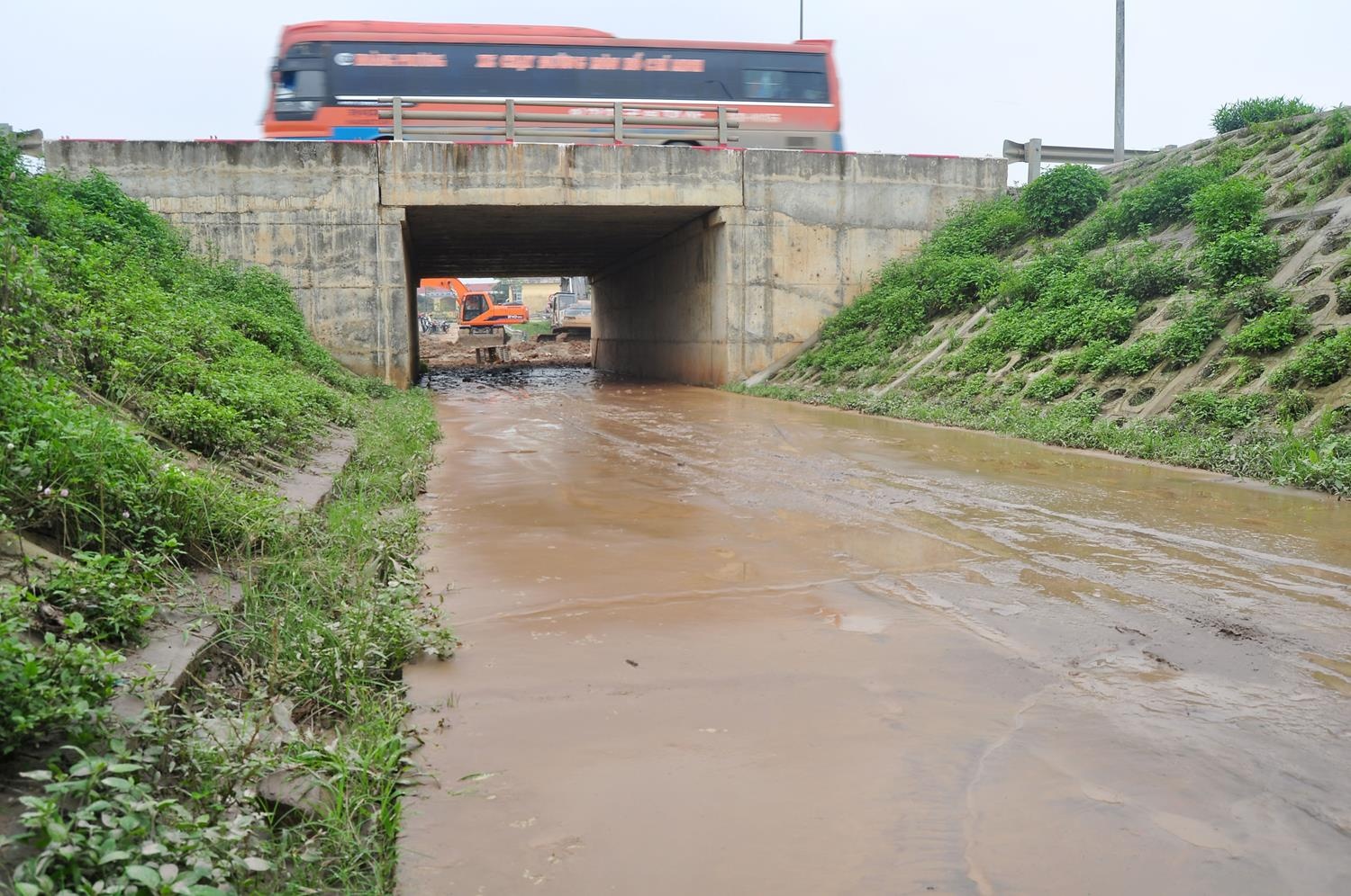 Trước đó, Ông Nguyễn Văn Tốn, Tổng Giám đốc Công ty Cổ phần nước sạch Vinaconex cho biết, sự cố xảy ra vào khoảng 16h40 phút chiều ngày 1/4 tại km 22+714,95 trên địa bàn huyện Thạch Thất, Hà Nội. Sự cố mất nước ảnh hưởng đến người dân ở các quận Thanh Xuân, Hoàng Mai... Đây là lần thứ 5 vỡ đường ống nước dẫn từ Sông Đà về Hà Nội. Khi xảy ra sự cố mất nước, cuộc sống của nhiều người dân Thủ đô bị xáo trộn.