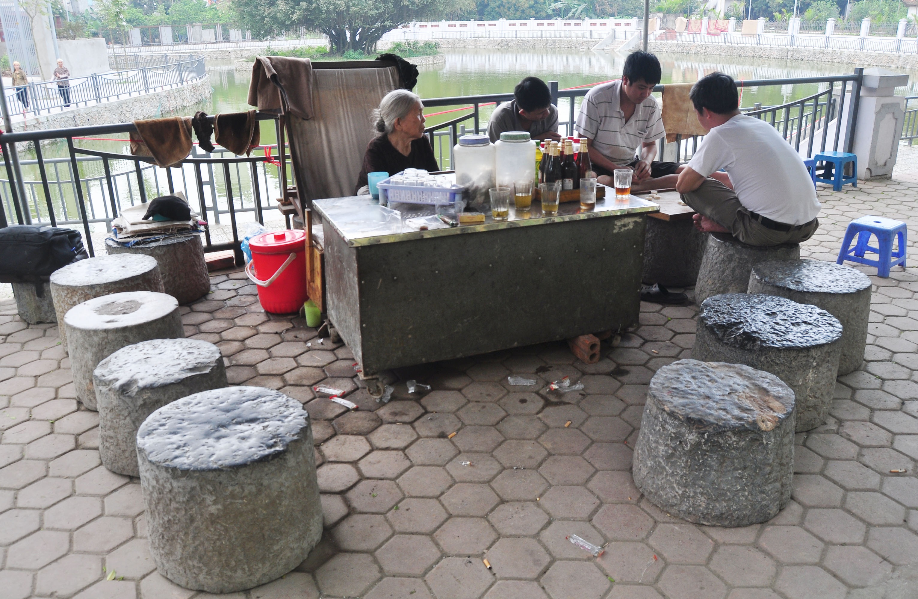 Gần ngôi chùa Bà Già thuộc làng Phú Gia, phường Phú Thượng, quận Tây Hồ có một quán trà mà dân làng thường ra đó như một thói quen hàng ngày. Họ ra đó không chỉ để uống nước, tám chuyện mà còn vì sự thích thú với bộ ghế bằng cối đá cổ và những câu chuyện quanh nó.