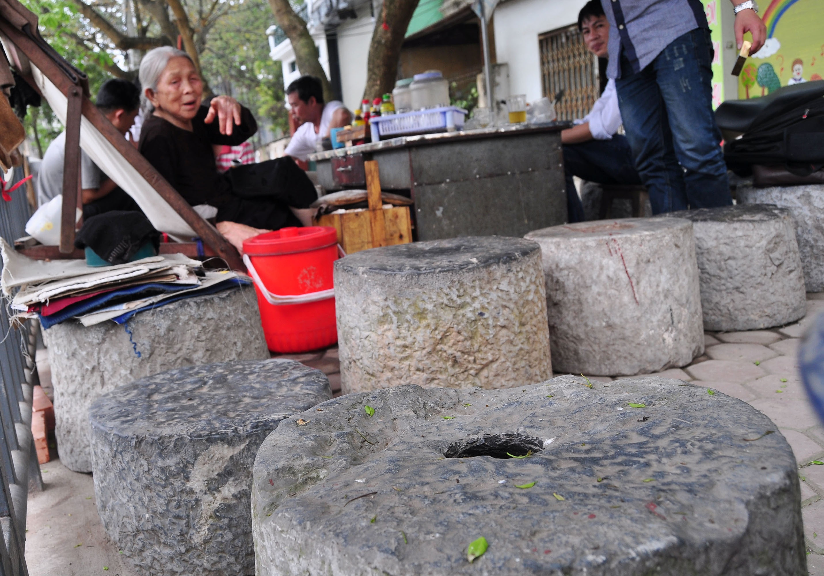 Cách đây khoảng 20 năm, những cối đá này bắt đầu không còn được sử dụng nữa. Tôi thu mua về với giá 200.000đ/1chiếc để ở quán nước đầu đình. Phần vì ngồi rất mát, phần vì ghế đá không sợ mất trộm mà lại rất bền. Những năm 80 thế kỷ trước khi làng đào ao mở rộng diện tích phát hiện chiếc cối cổ rất lớn. Tôi và con trai cả đi xuống đó mò và vần về để ở góc nhà. Đó là chiếc cối đầu tiên cũng là chiếc mất nhiều công sức nhất. Sau đó thấy nhiều hộ cũng có những chiếc cối đá cổ nhưng không dùng đến nên đi hỏi mua về để làm ghế bán hàng nước ở đầu đình