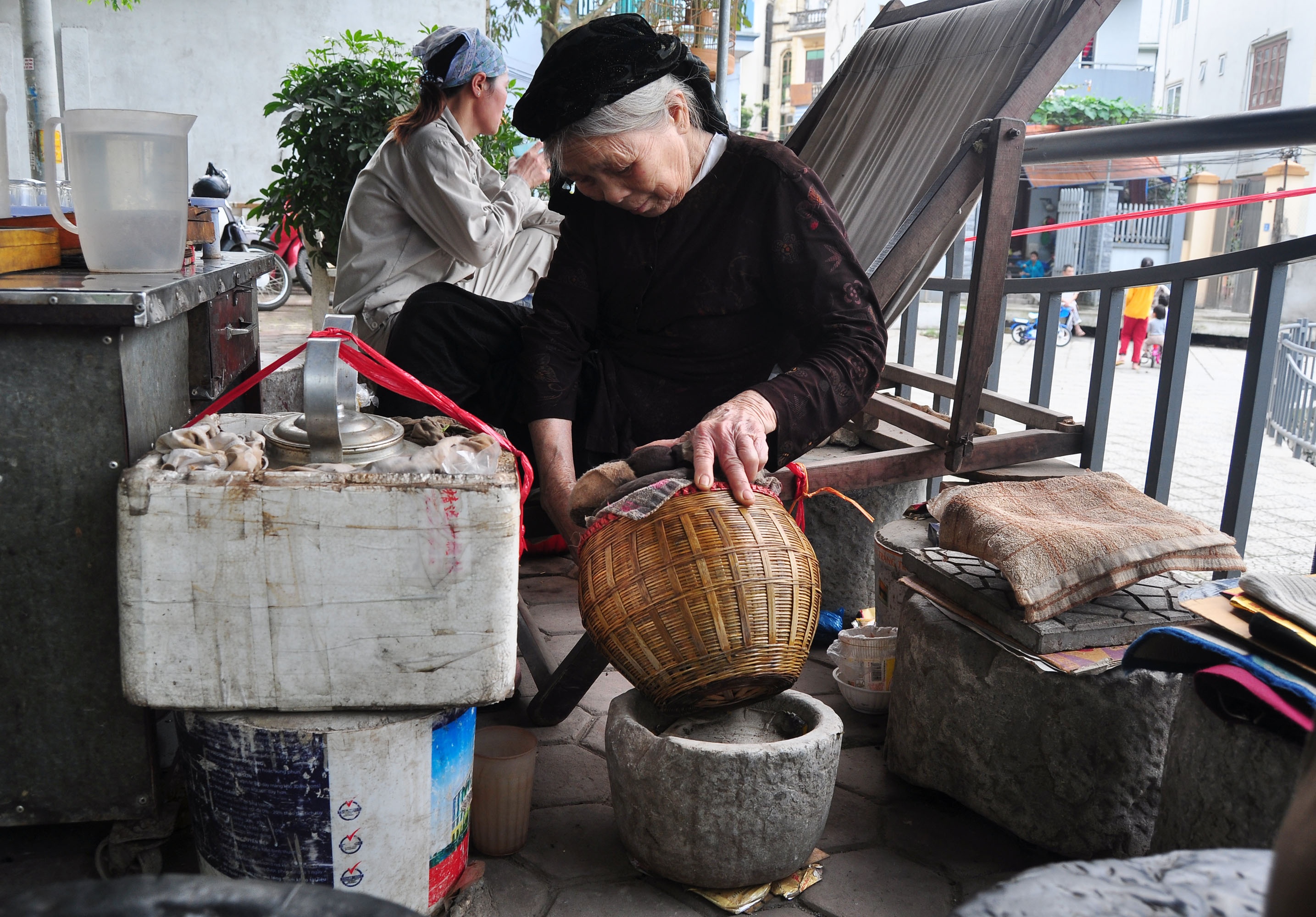 Bà Chính cho biết, việc lưu giữ cối đá cổ này là một cách gìn giữ văn hóa của làng. Cùng với đình, chùa Bà Già cổ kính thì cối cổ cũng là một phần trong nét sinh hoạt của người dân Phú Gia mà tôi là một trong số đó. Mỗi một cối đá đều có niên đại hàng trăm năm tuổi và gắn với tôi một kỷ niệm. 
