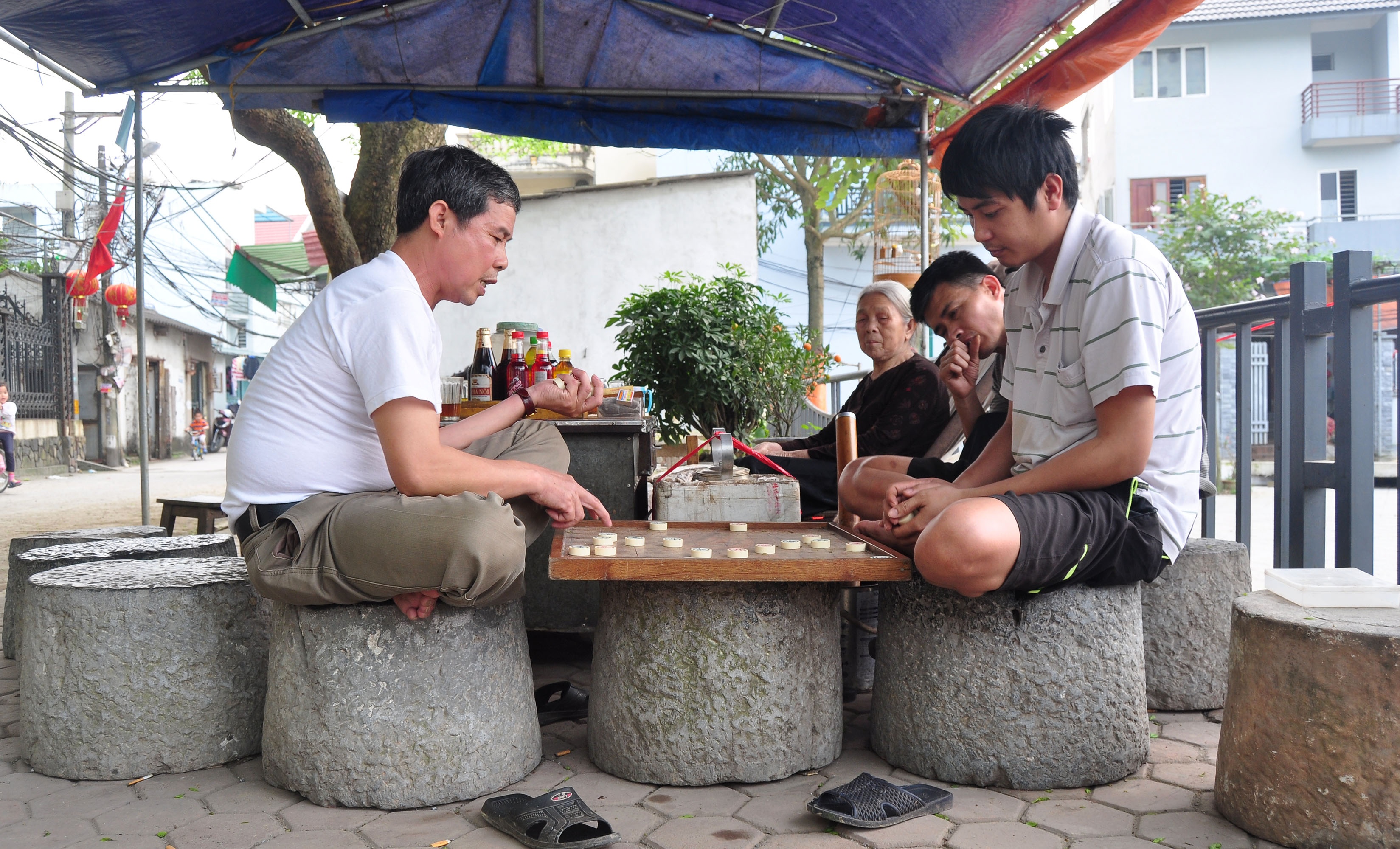 Anh Cao Ngọc Anh (28 tuổi), người làng Phú Gia cho biết, hồi còn bé, tôi thường ra đây ngồi lên ghế đá vì rất mát và nghe cụ kể chuyện lịch sử làng hay những lần vận chuyển cối đá cổ về. Những cối đá cổ này được những gia đình giàu có mua từ thương lái ở Hải Dương mang lên. Vì ở đây là nơi có rất nhiều đá xanh này. Lúc đó, nghe giống như chuyện cổ tích nhưng lớn lên các cụ khác trong làng đều khẳng định là thật. 