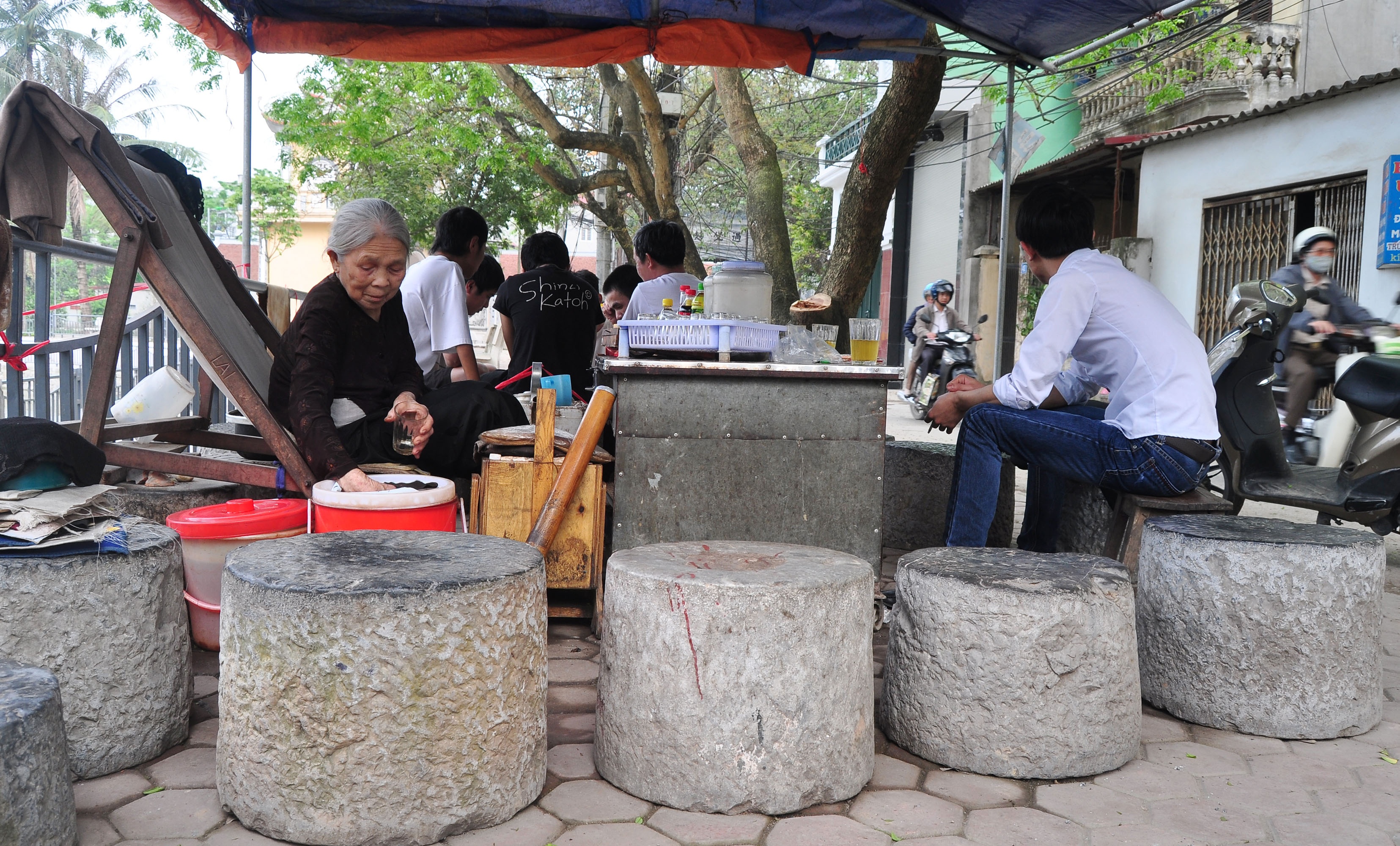 Quan nuoc coi da doc dao cua cu ba tren via he Ha Noi hinh anh
