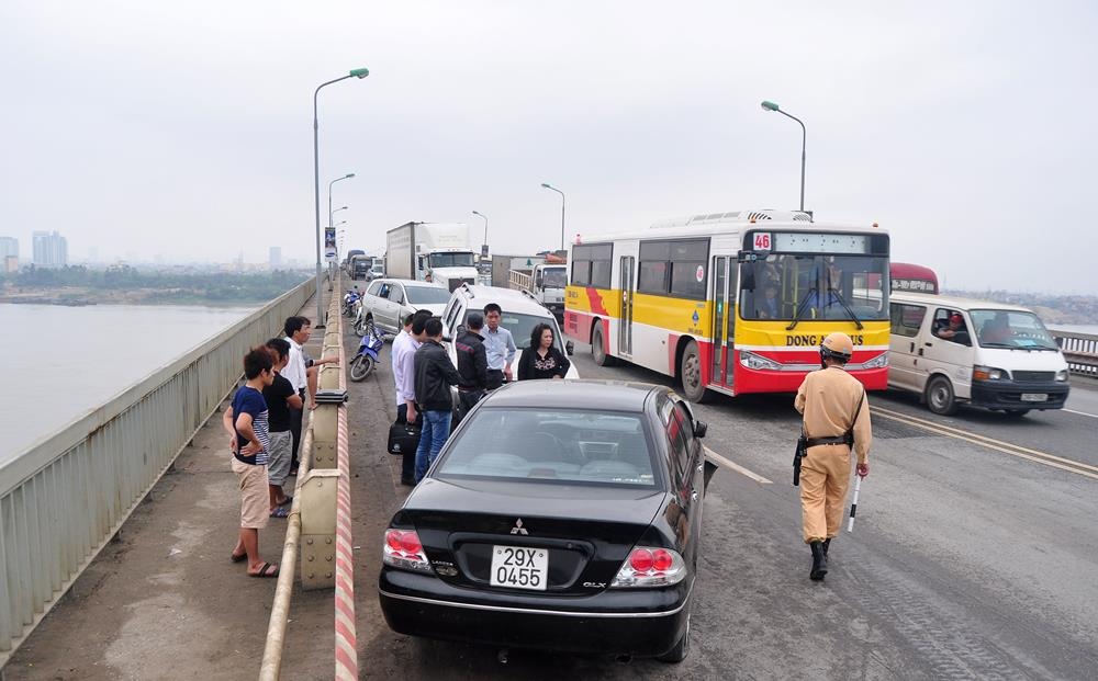 Anh Long (26 tuổi), thành viên trên chiếc xe gặp nạn cho biết: 