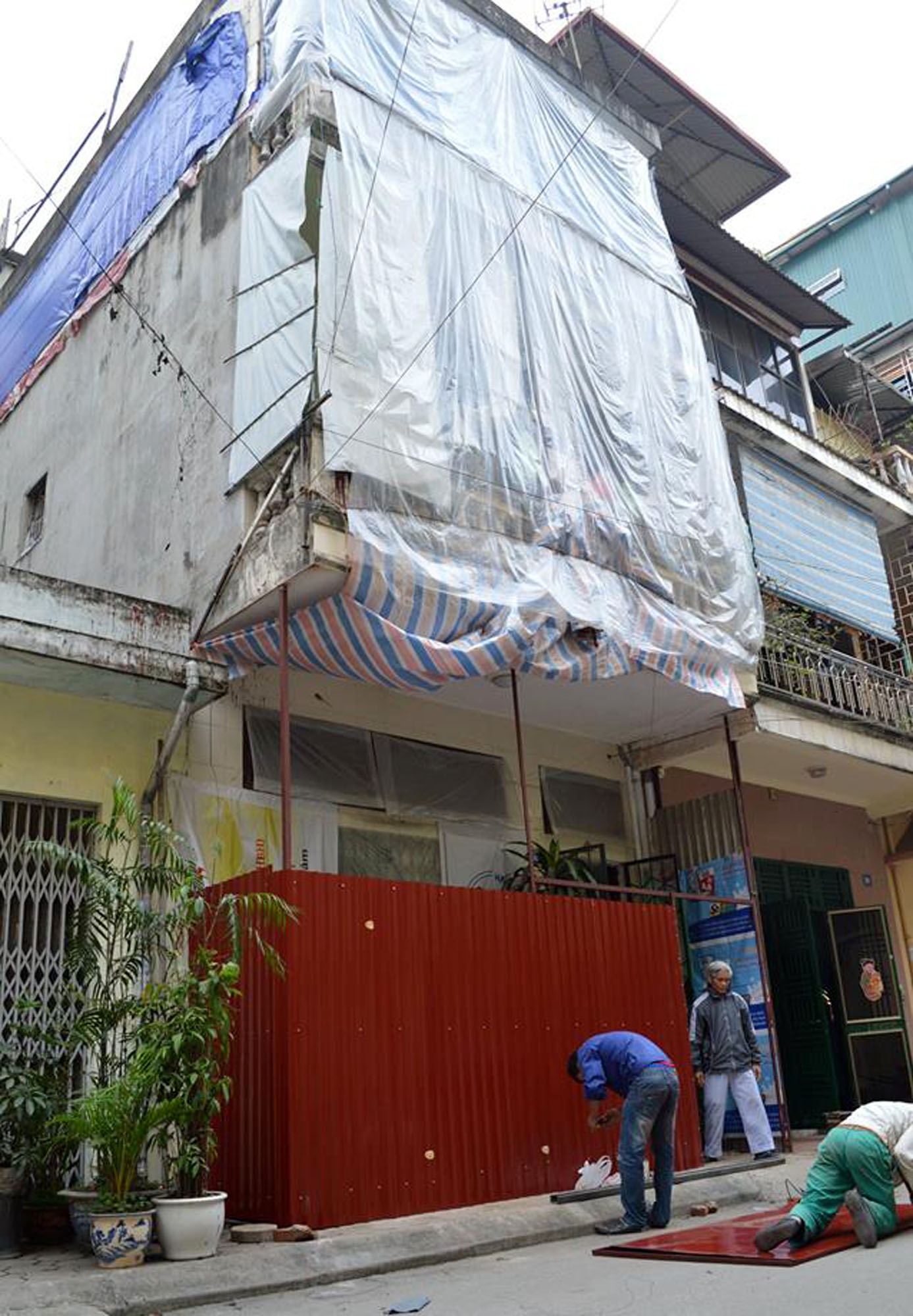 Lý do khiến ngôi nhà cao tầng của ông Ngô Đình Trang (74 tuổi), trú tại số 12, ngõ 85A, tổ 35, phường Nghĩa Tân (Cầu Giấy, Hà Nội) phải lắp lồng sắt, căng lưới là vì hơn một năm nay, gia đình ông phải sống trong cảnh thấp thỏm, lo sợ bị khủng bố bằng bom bẩn.