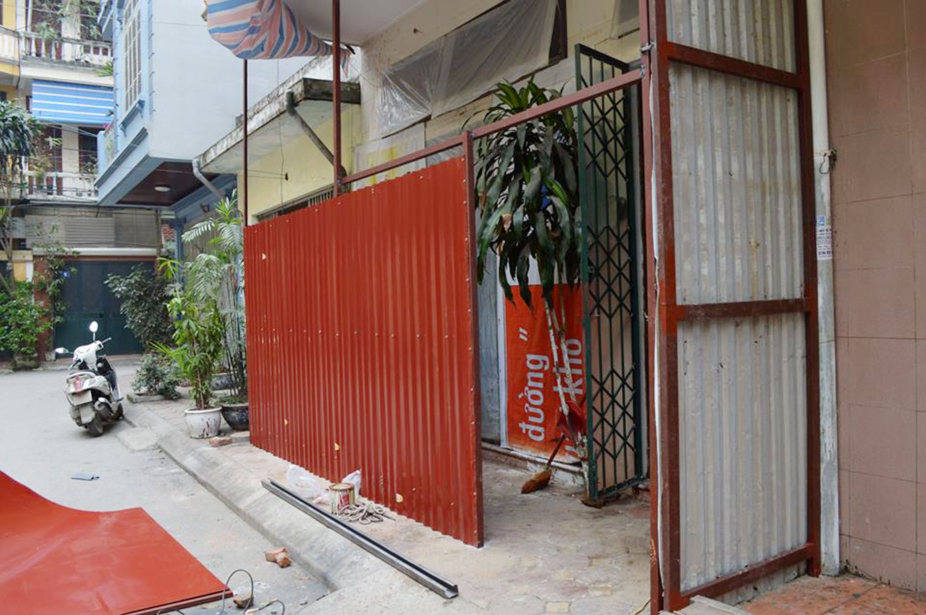 Lap long sat quanh nha sau 20 lan bi nem 'bom ban' hinh anh