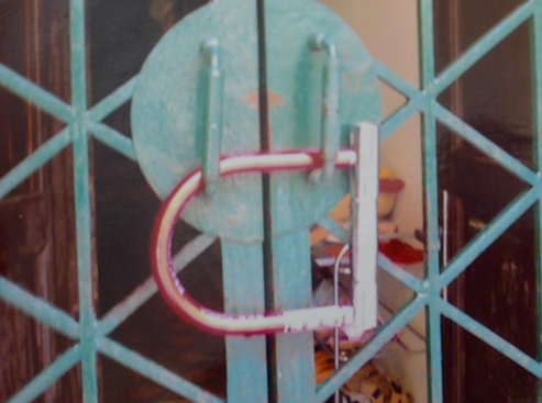 Chiếc khóa chữ U do những đối tượng lạ thường xuyên tới khóa trái khiến gia đình ông Trang như bị giam cầm.