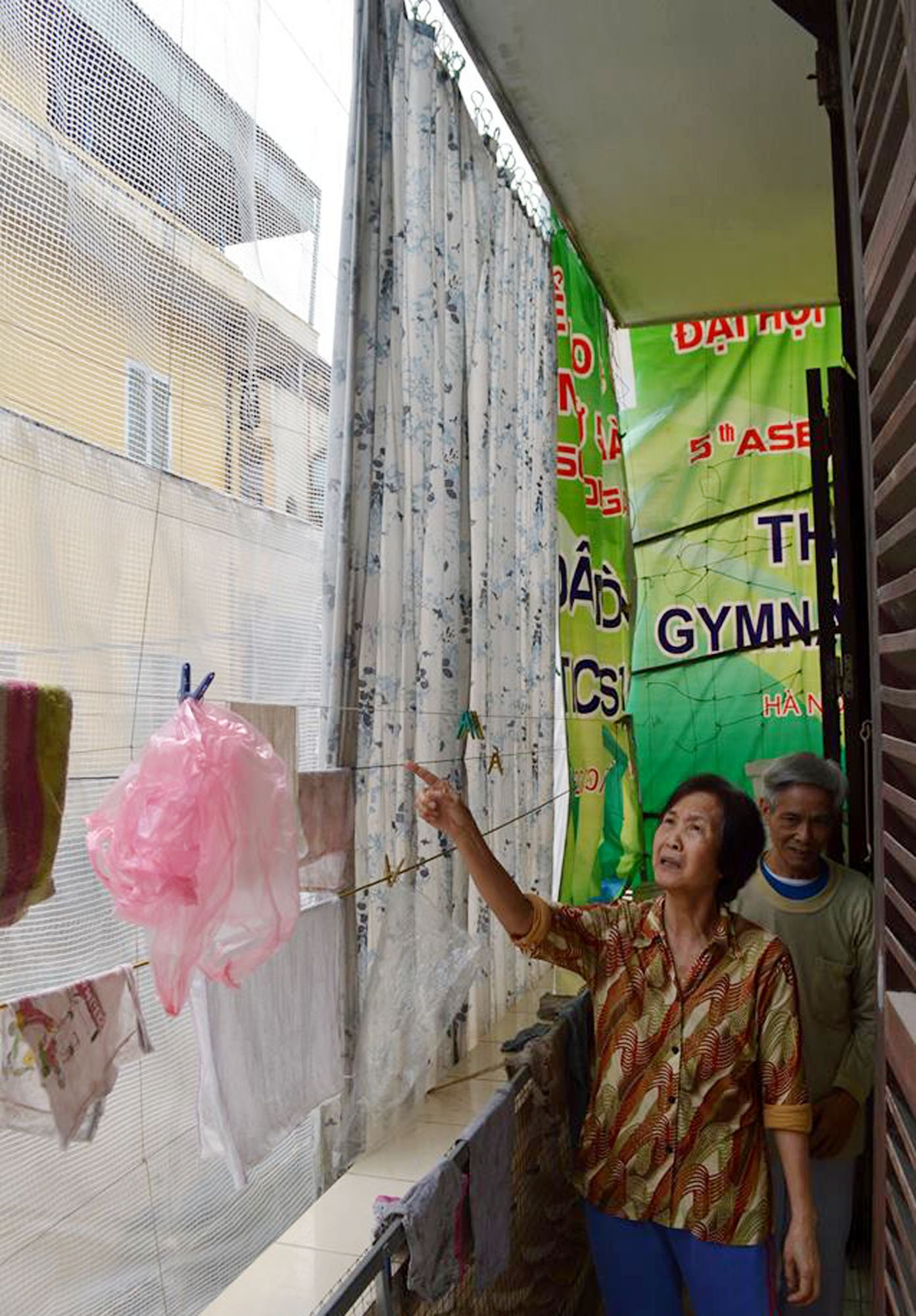 Tháng 6/2013, nhóm đối tượng săm trổ dữ dằn tới ép vợ chồng tôi phải trả nợ thay con dâu và đe dọa nếu không đòi được tiền thì chúng khủng bố bằng mắm tôm, lòng cá thối, phóng uế... vào nhà. Bà Lộc cũng cho biết đã báo cáo với công an phường Nghĩa Đô nhưng đến nay những kẻ lạ mặt vẫn thường xuyên tới khủng bố. Gia đình buộc phải tự lắp lồng sắt, căng lưới bên ngoài.