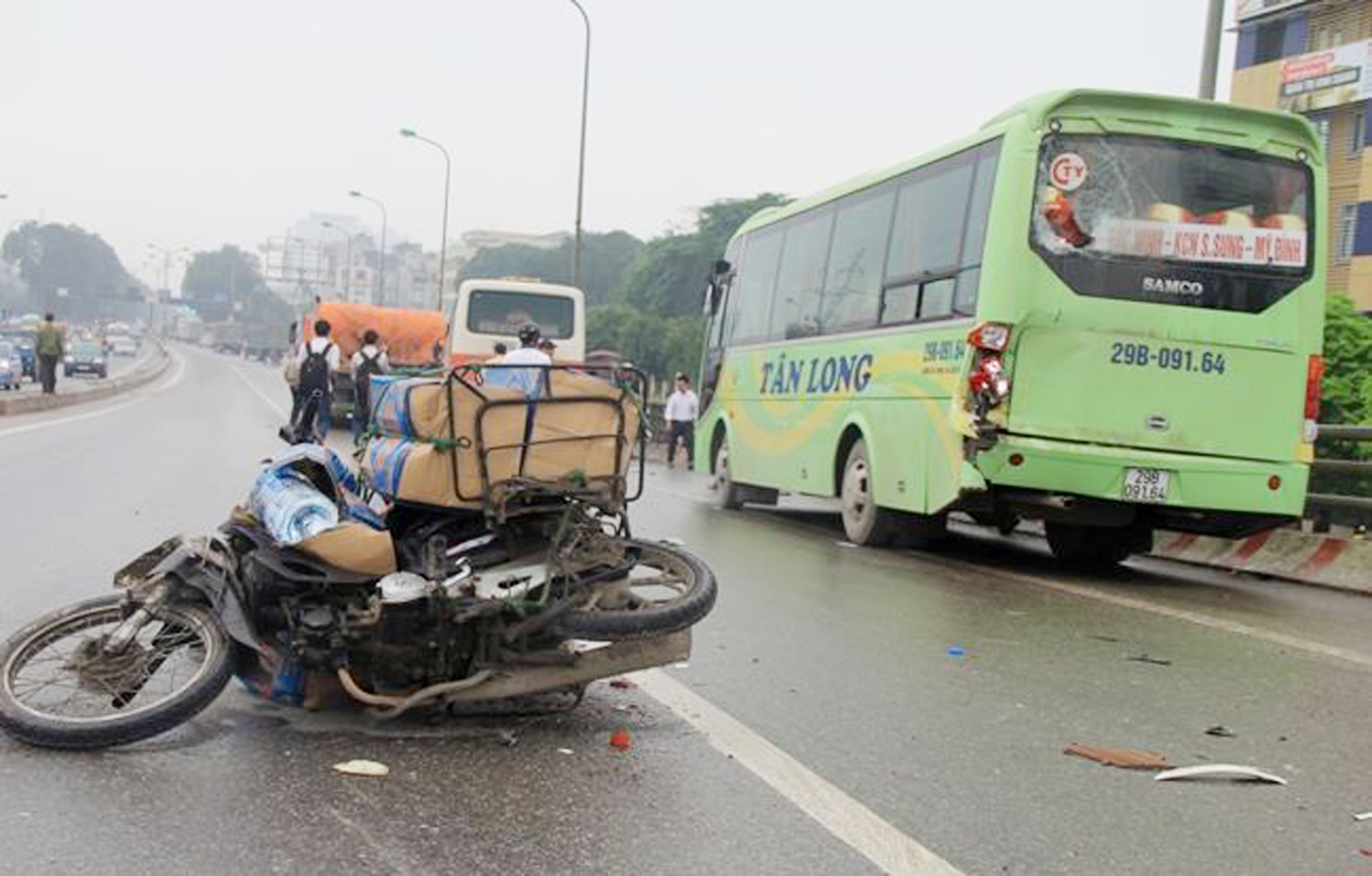 Sự việc xảy ra khoảng 10h45 hôm nay (12/4) tại cầu vượt Dịch Vọng (Cầu Giấy – Hà Nội). Anh Tuấn (24 tuổi), người đi đường chứng kiến vụ việc cho biết: “Chiếc ô tô khách Thanh Lan mang BKS 88B-001.55 di chuyển theo hướng Hà Nội – Nam Thăng Long với tốc độ cao.”