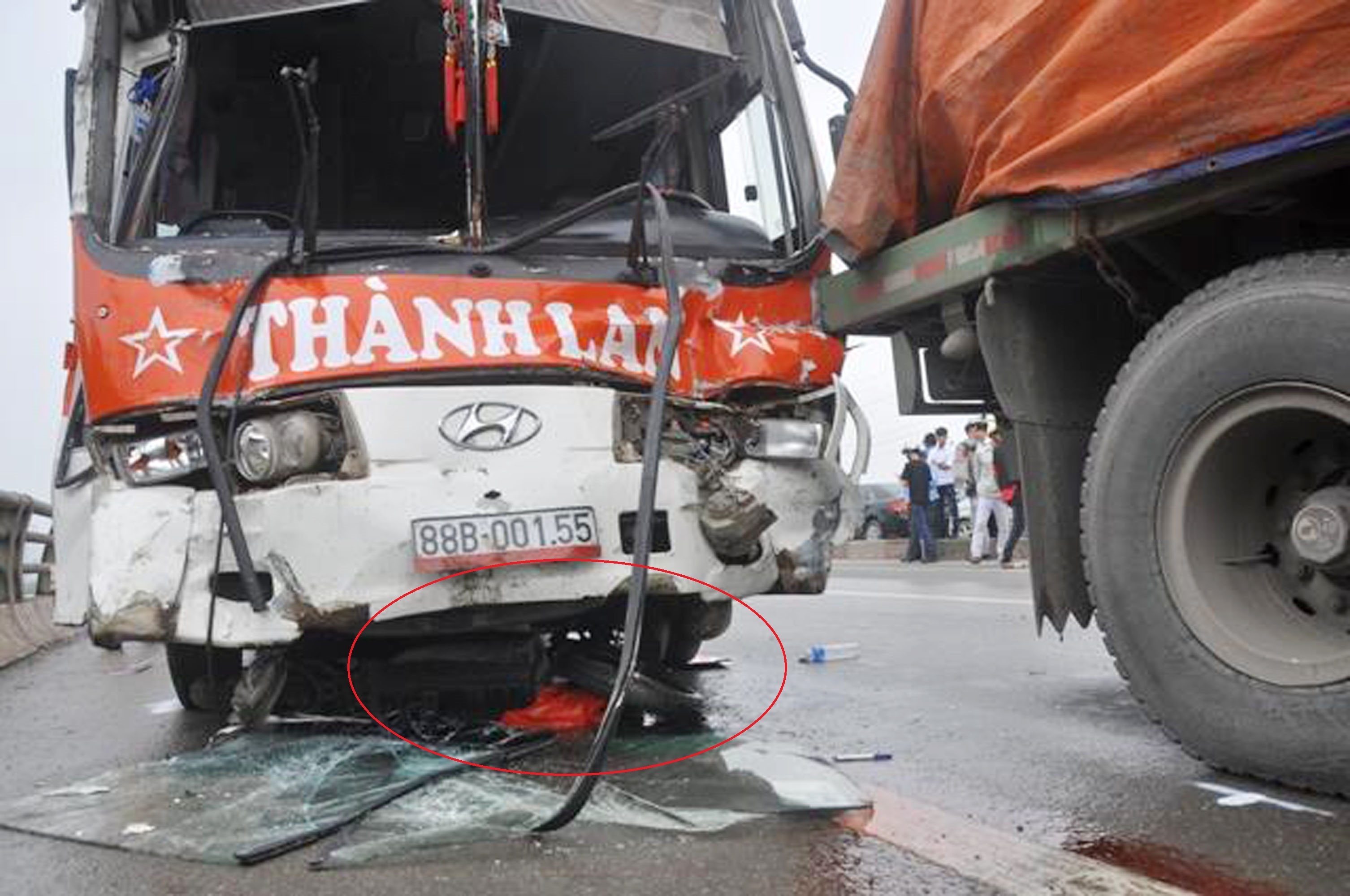 Khi đang xuống dốc thì ô tô khách đó tông phải một chiếc xe máy khiến người lái ngã xuống đường. Chiếc ô tô khách tiếp tục lách sang phải vượt lên húc tiếp vào một chiếc xe đạp điện do một nam thanh niên điều khiển khiến cả người và xe rúc vào gầm. Chiếc xe khách chỉ dừng lại khi tông phải đuôi container đi cùng chiều – anh Tuấn cho biết.