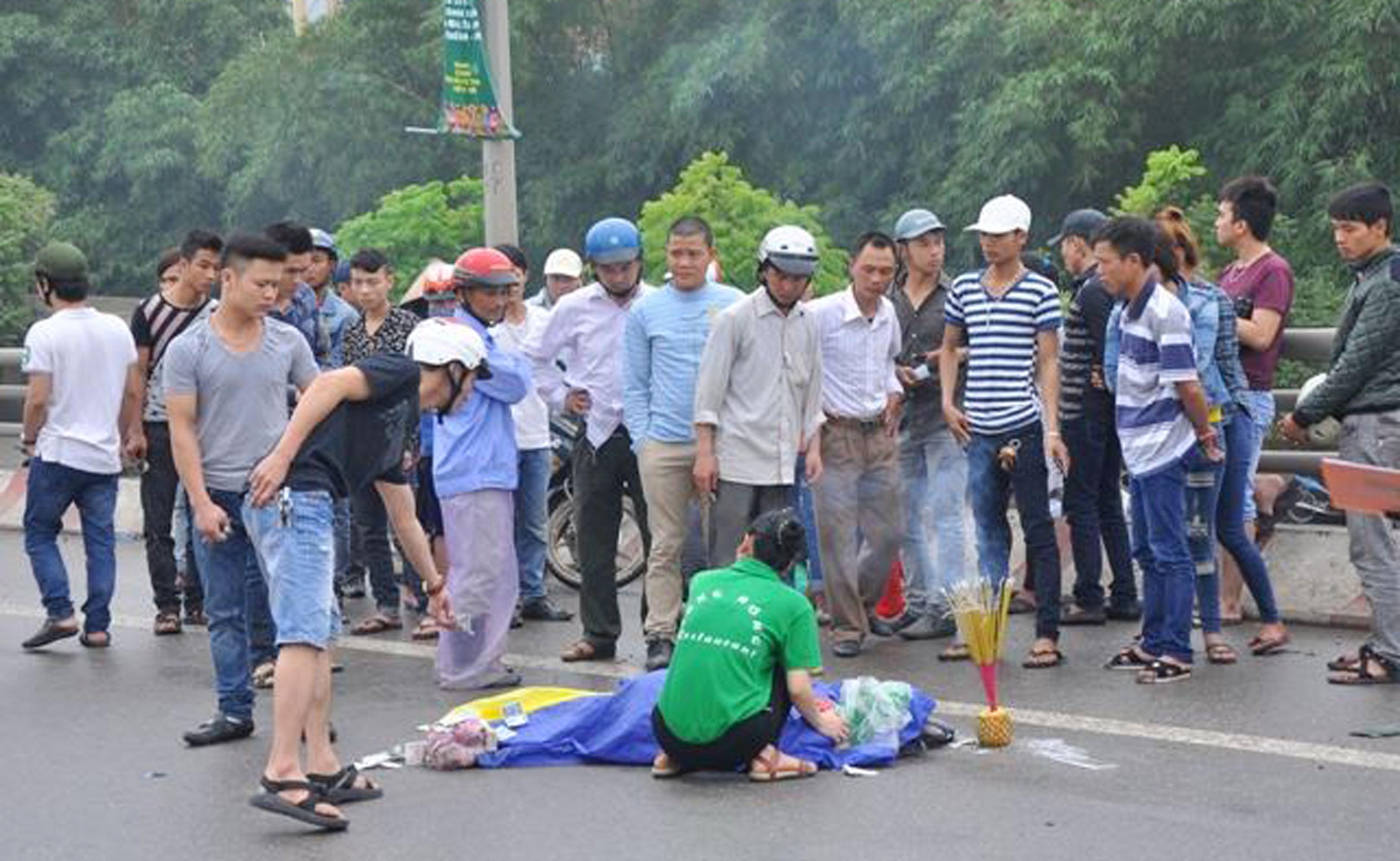 Xe khach tong chet nguoi di xe dap dien tren cau vuot hinh anh