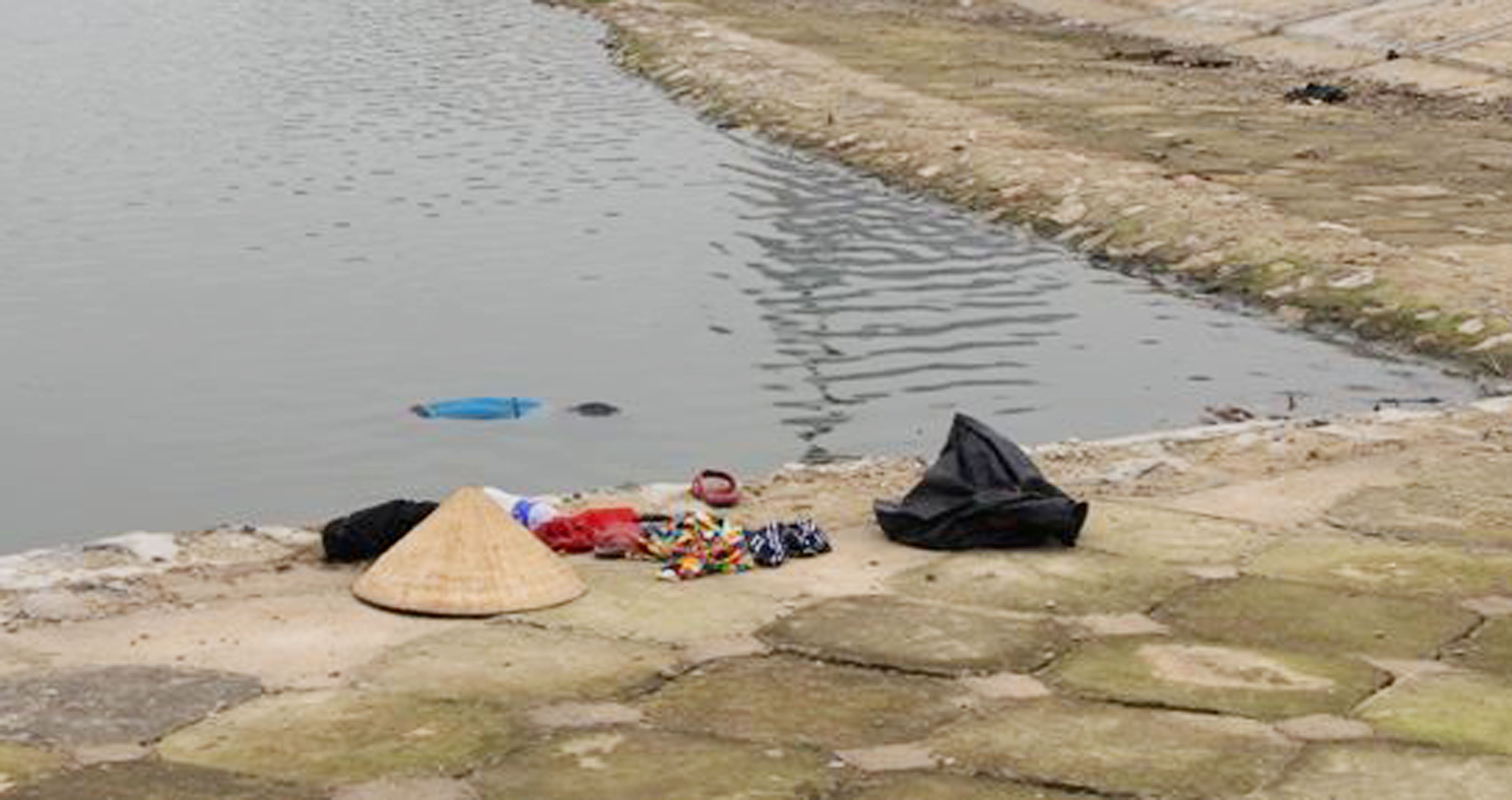 Thi the nguoi phu nu noi o ho Linh Dam hinh anh