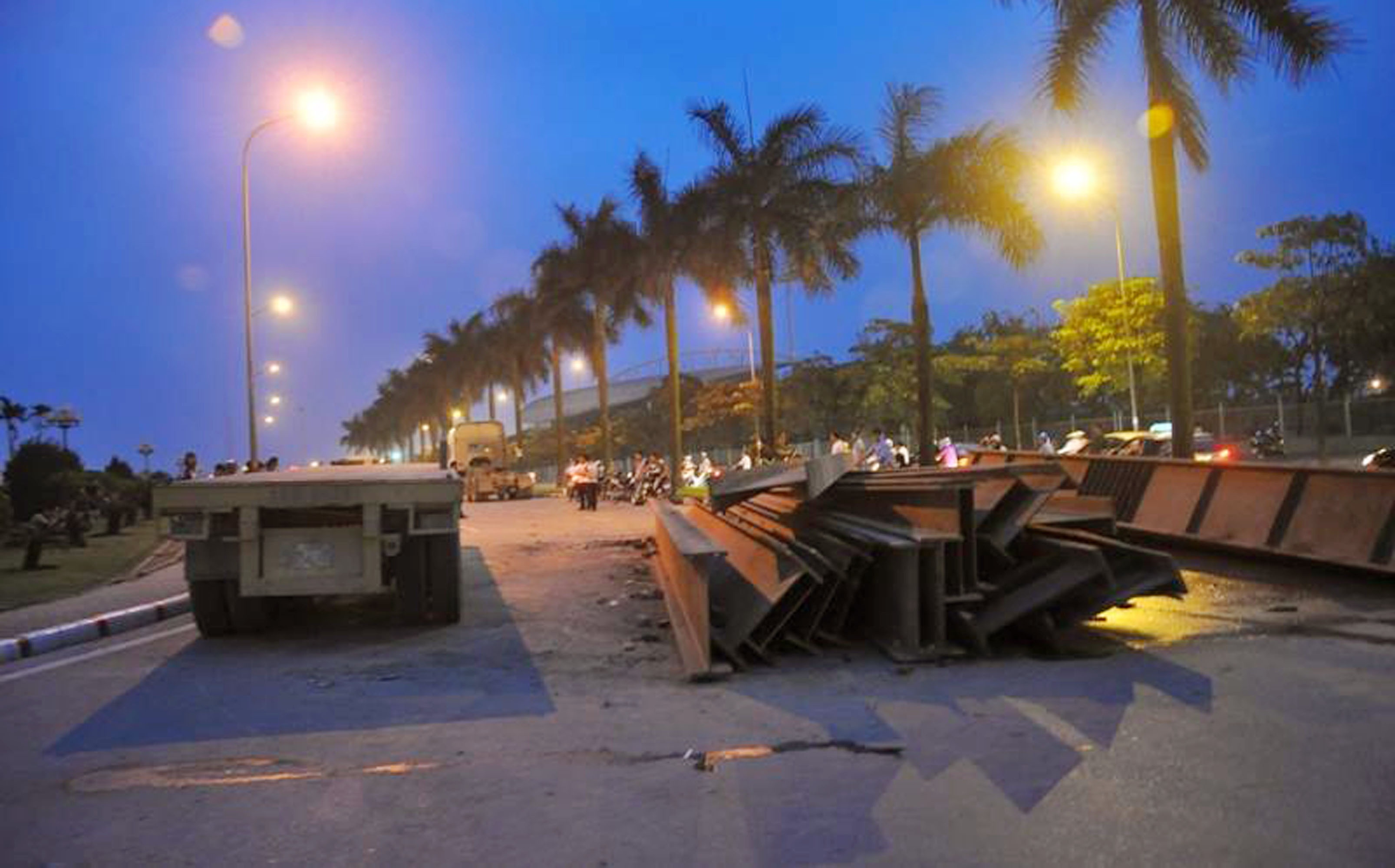 Chị Loan, người bán hàng nước ở ngã tư Lê Đức Thọ, Phú Mỹ cho biết, khoảng 17h hôm nay (20/4), chiếc container mang BKS 15C-03008 cua gấp ra từ đường thôn Phú Mỹ ra Lê Đức Thọ khiến toàn bộ tấm thép chữ I cỡ lớn rơi xuống lòng đường. Toàn bộ làn ô tô bị chặn đướng, rất may những chiếc ô tô con đi gần đó không bị rơi trúng. 