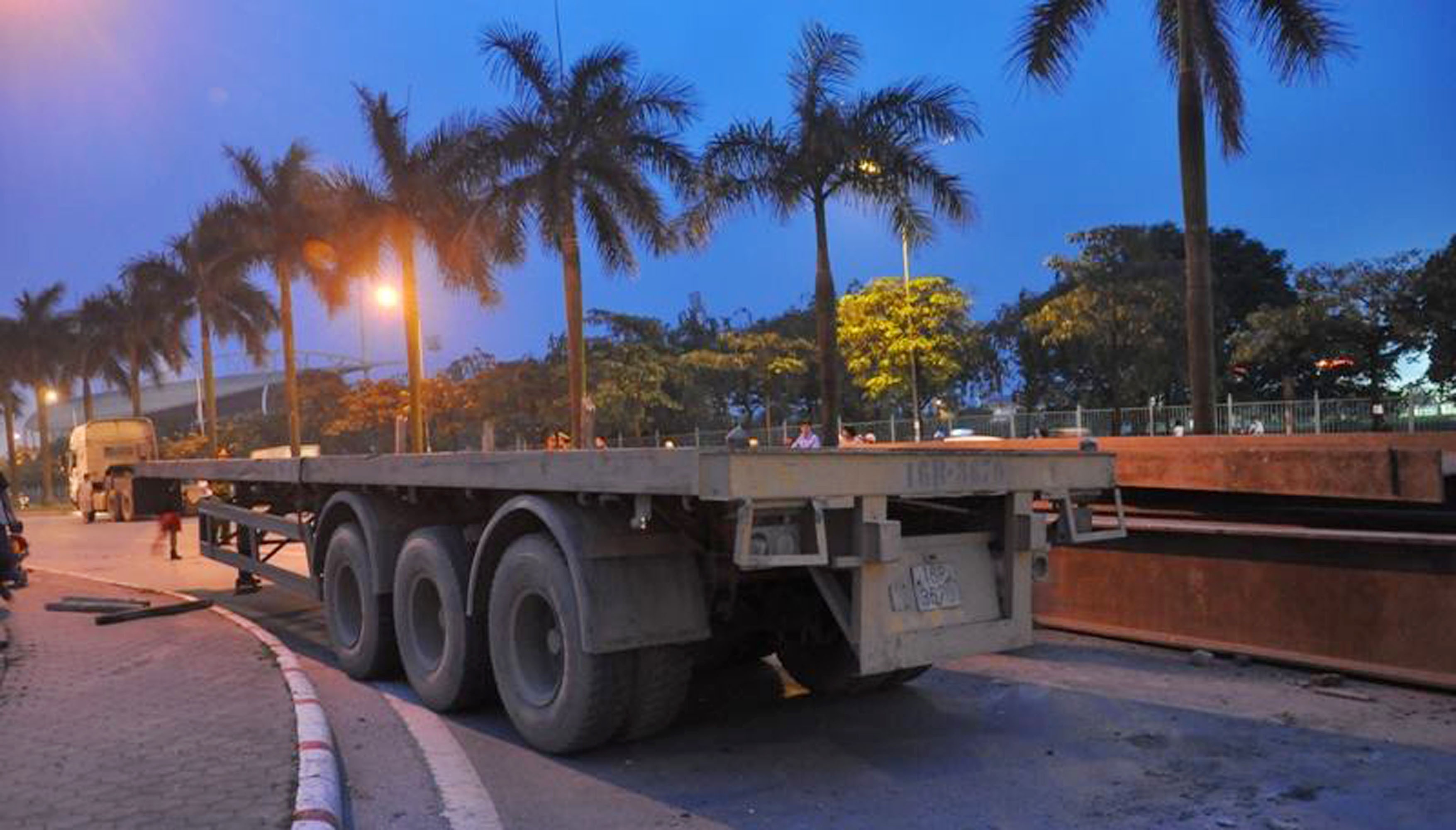 Ngay sau đó, người dân đã báo công an phường sở tại. Lái và phụ xe báo lực lượng cứu hộ của công ty tới hiện trường khắc phục sự cố.