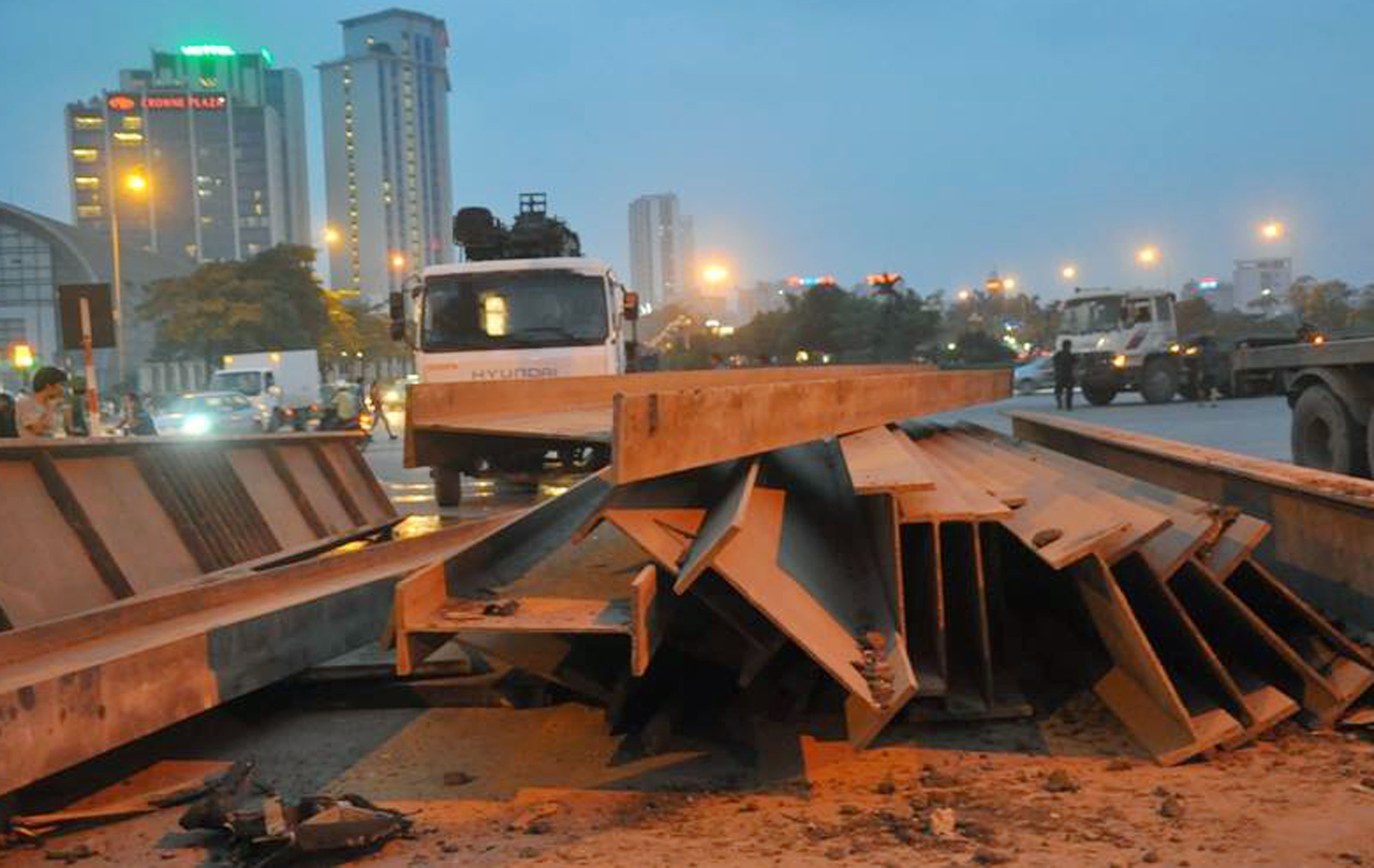 Hang tan thep vang tu xe container xuong long duong hinh anh